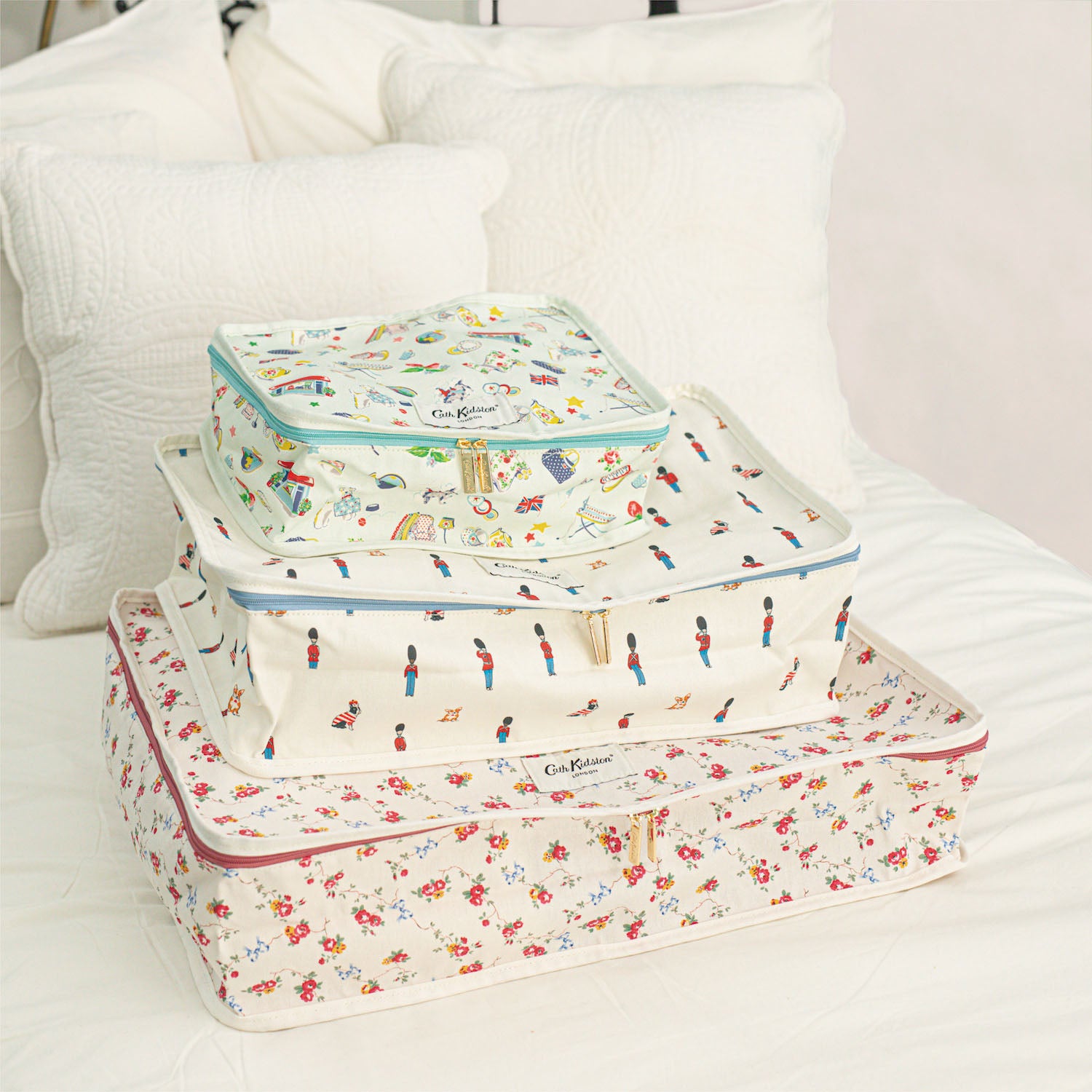 chacha アバンギャルディ サイン入りグッズセット トラベルポーチセット Cath Icons | Cath Kidston 日本公式