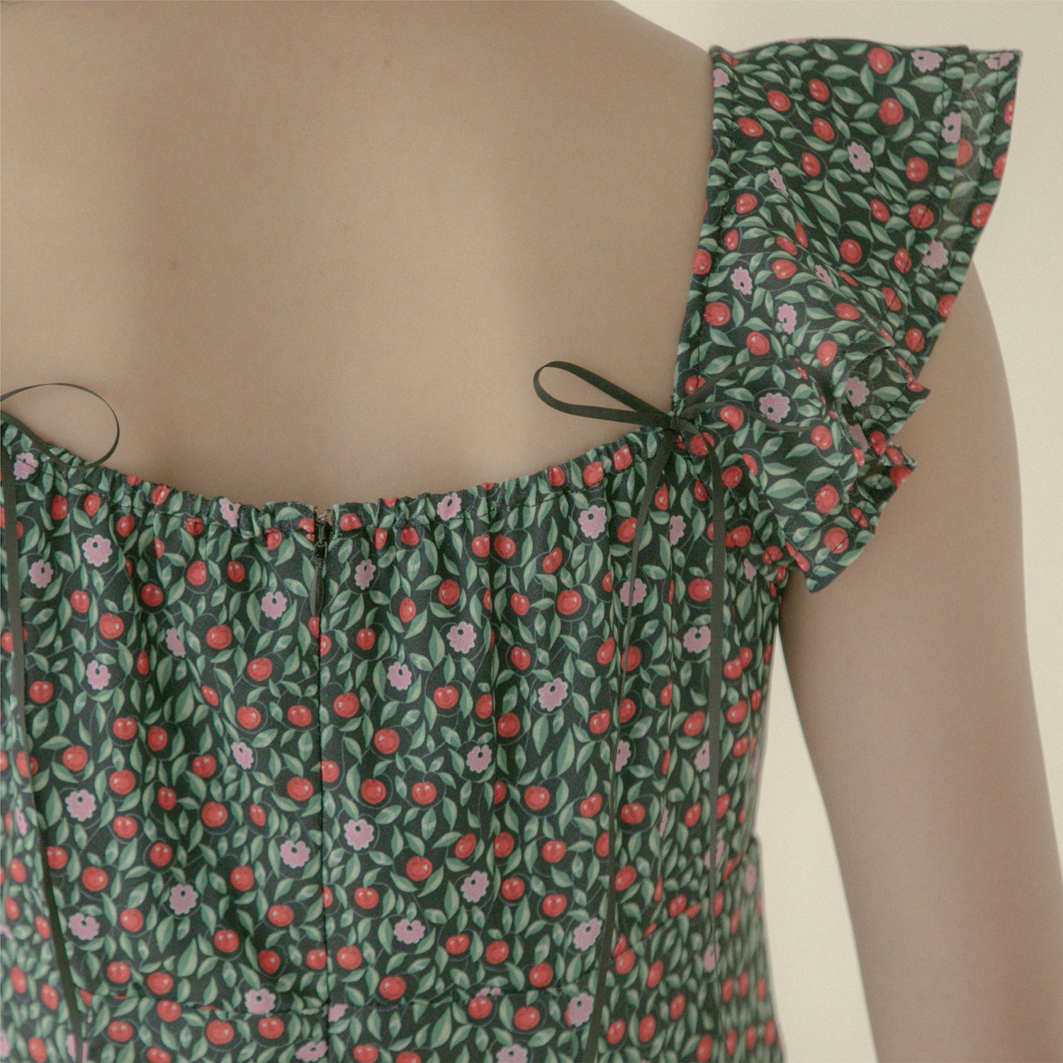 ラッフルスリーブドレス Cherry Vine