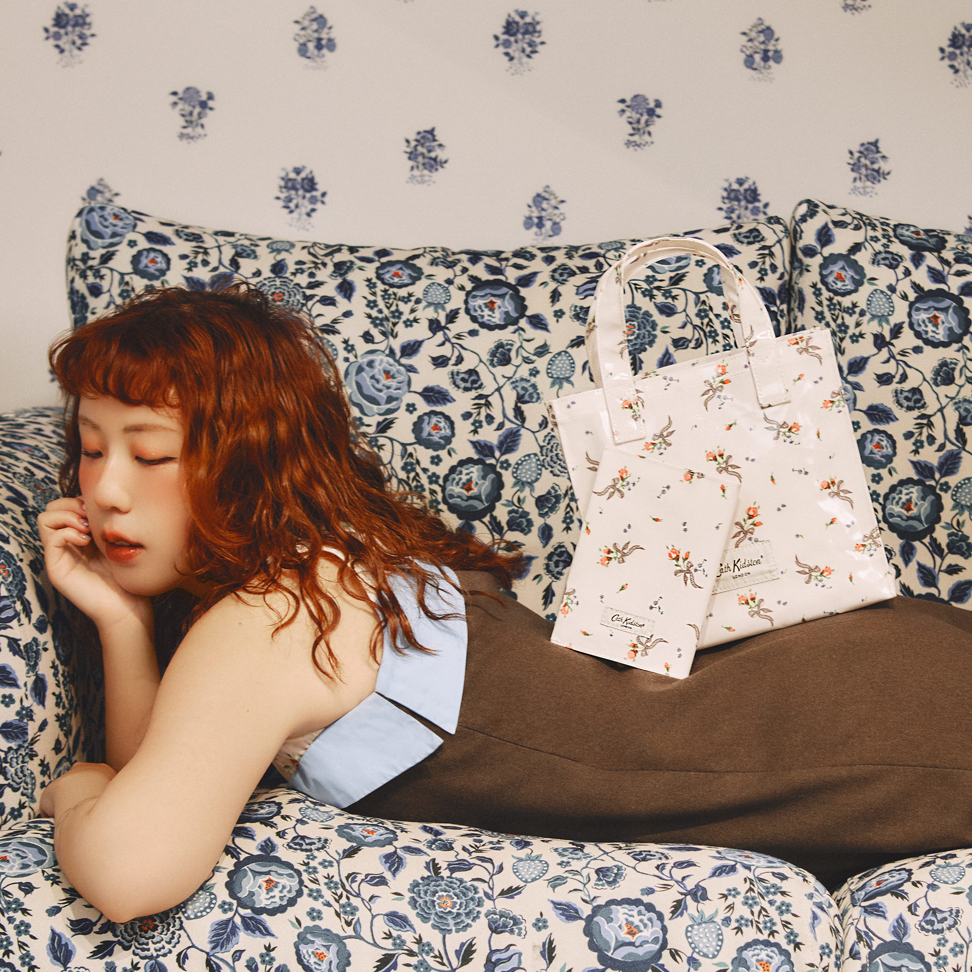 CK×sowa マチ付きバッグ Floating Lace Bows | Cath Kidston 日本公式 CK×sowa マチ付きバッグ Floating Lace Bows | Cath Kidston 日本公式