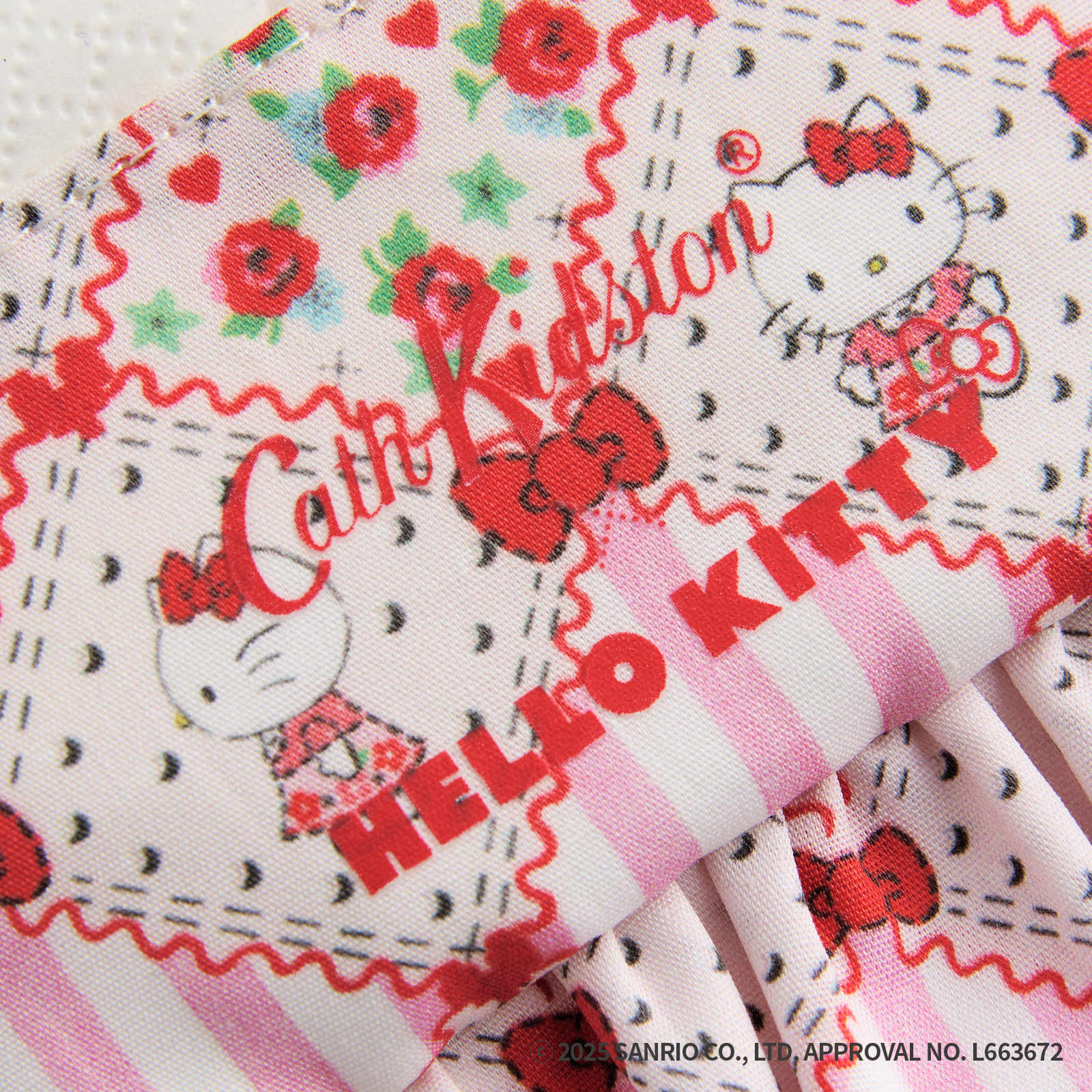 Cath Kidston × Hello Kitty フリルティッシュポーチ&マスコットチャームセット Patchwork