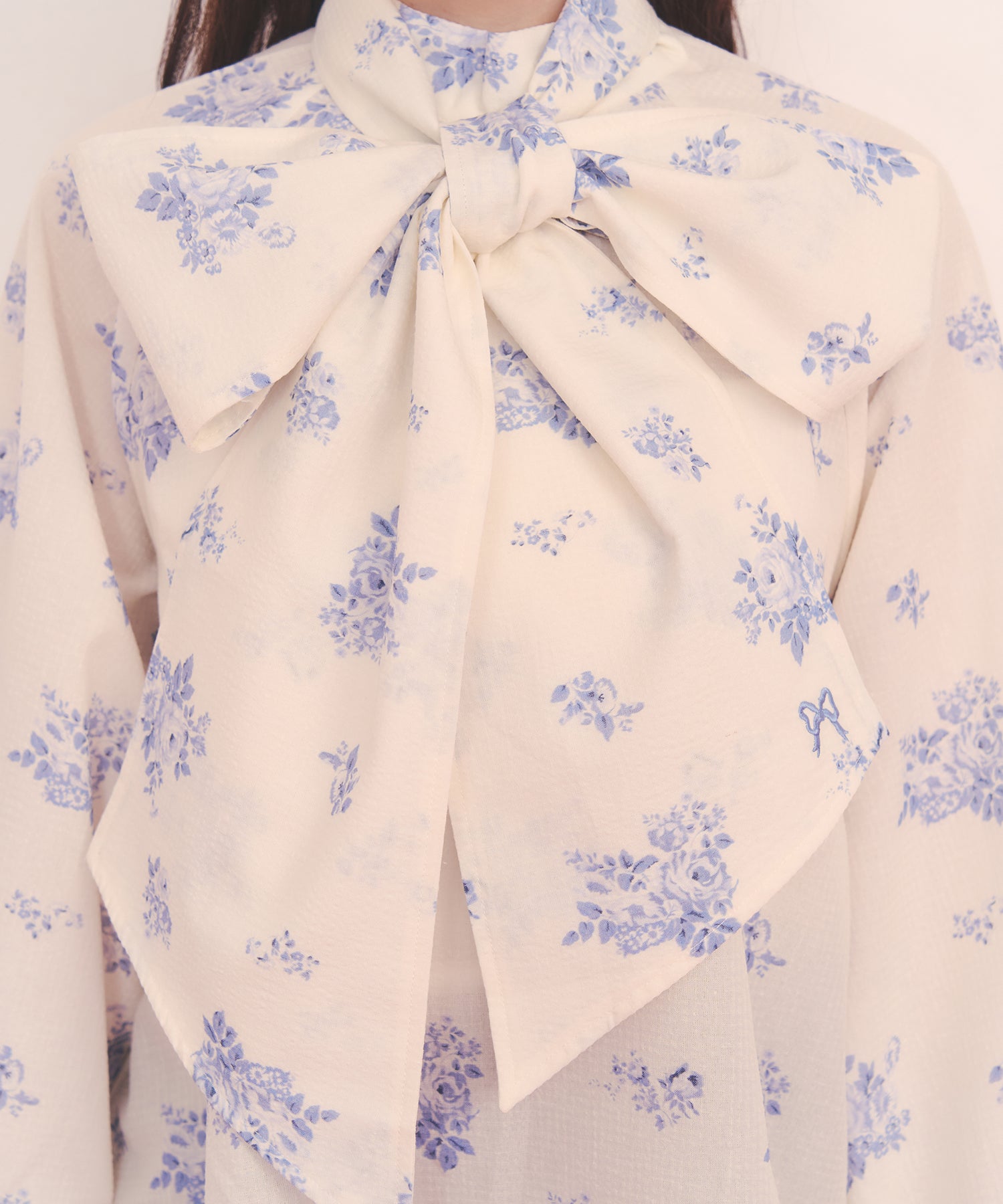 ボウタイブラウス