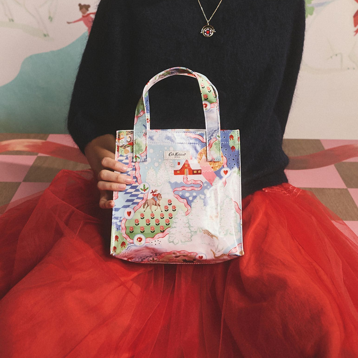 スモール ブックバッグ Christmas Journey | Cath Kidston 日本公式 スモール ブックバッグ Christmas Journey | Cath Kidston 日本公式