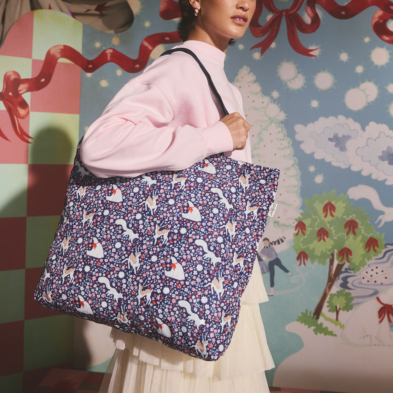 ラージ フォルダウェイ トートバッグ Polar Ditsy | Cath Kidston 日本