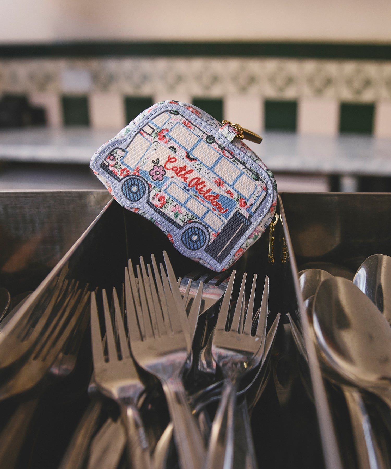 クリップ オン パース Queenies London