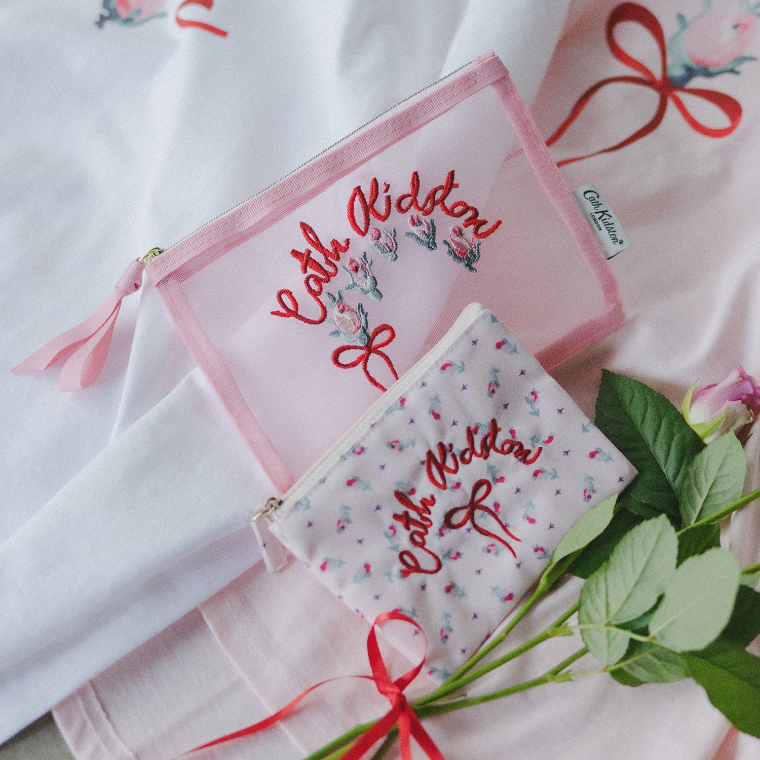 【Cath Kidston】 ピンクフリル リストレット ブラックポーチ トラベル バッグ Lace Hearts | Cath Kidston 日本公式