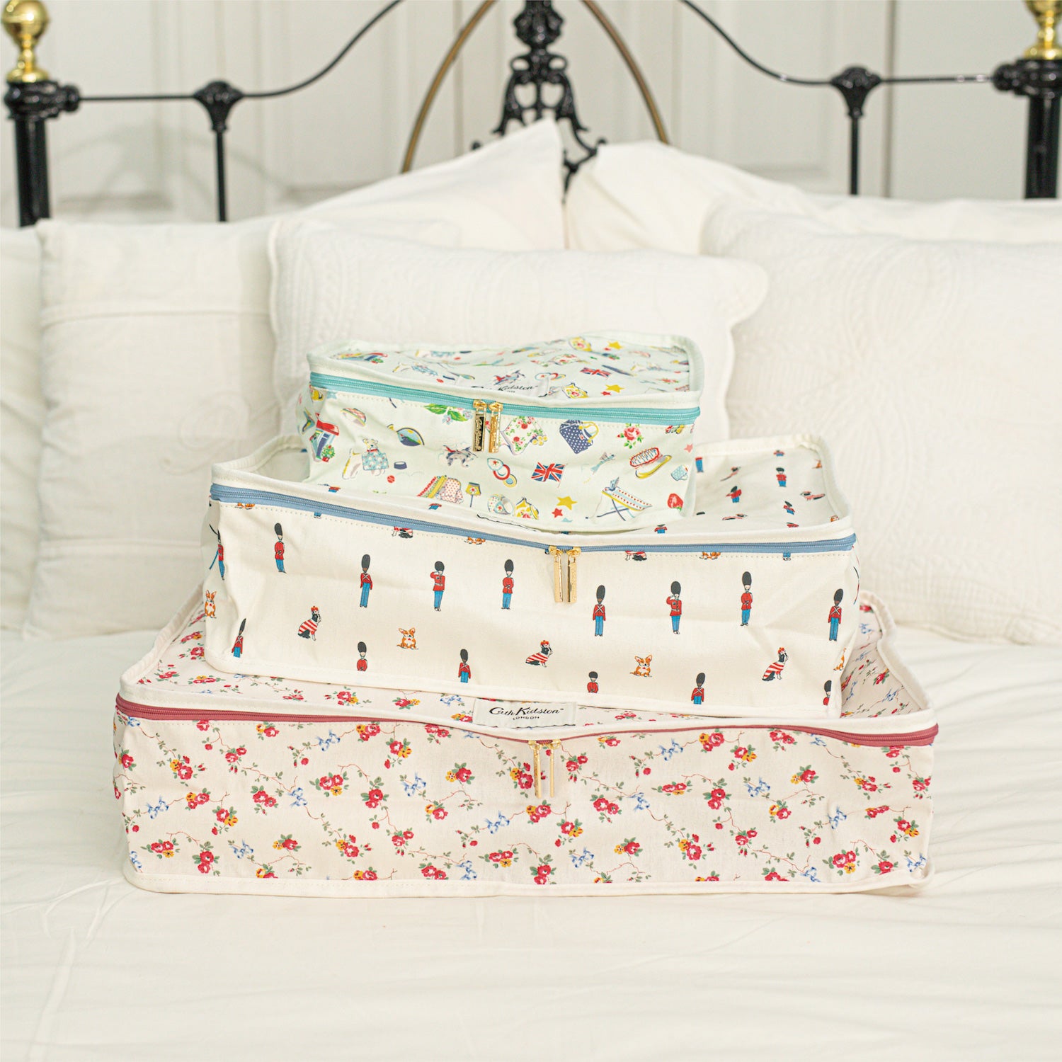 トラベルポーチセット Cath Icons | Cath Kidston 日本公式オンライン