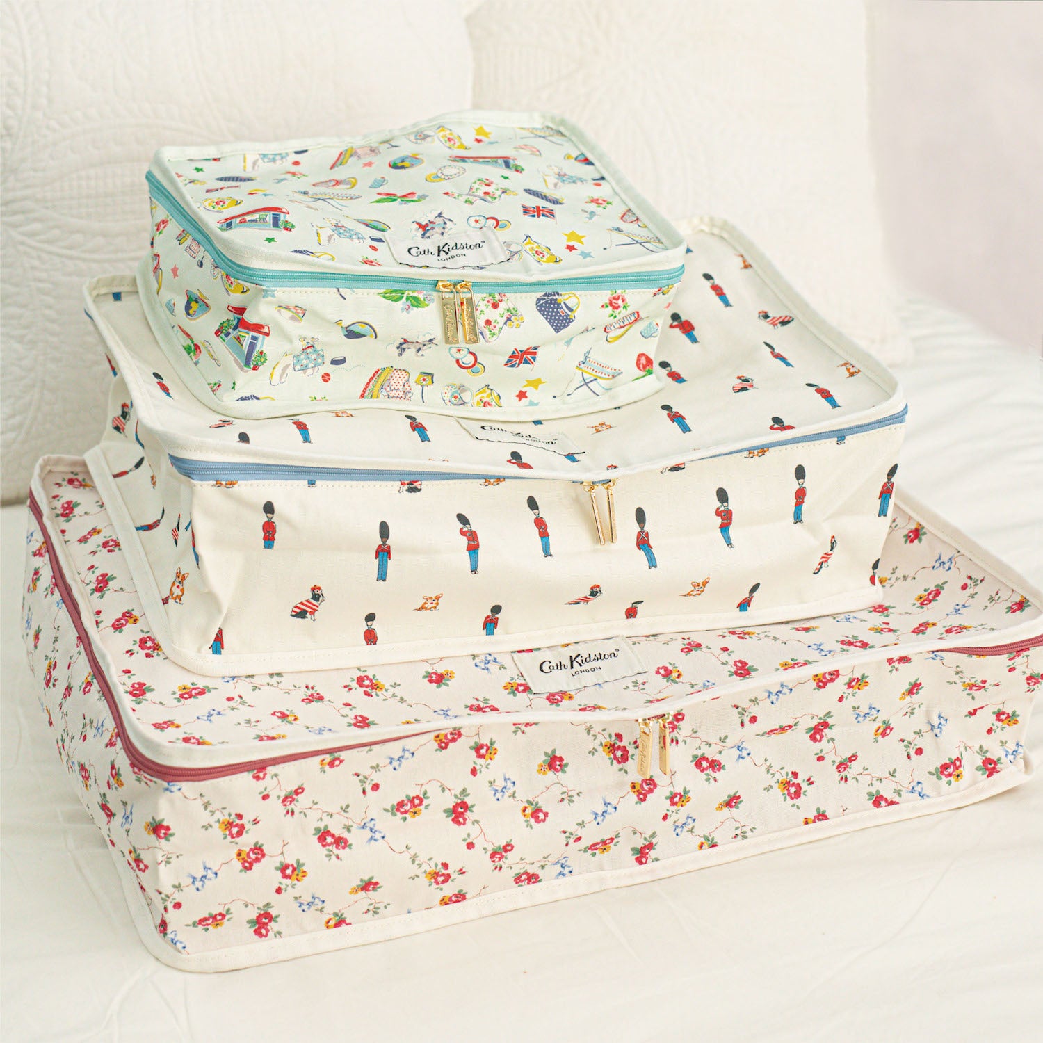 トラベルポーチセット Cath Icons | Cath Kidston 日本公式オンライン