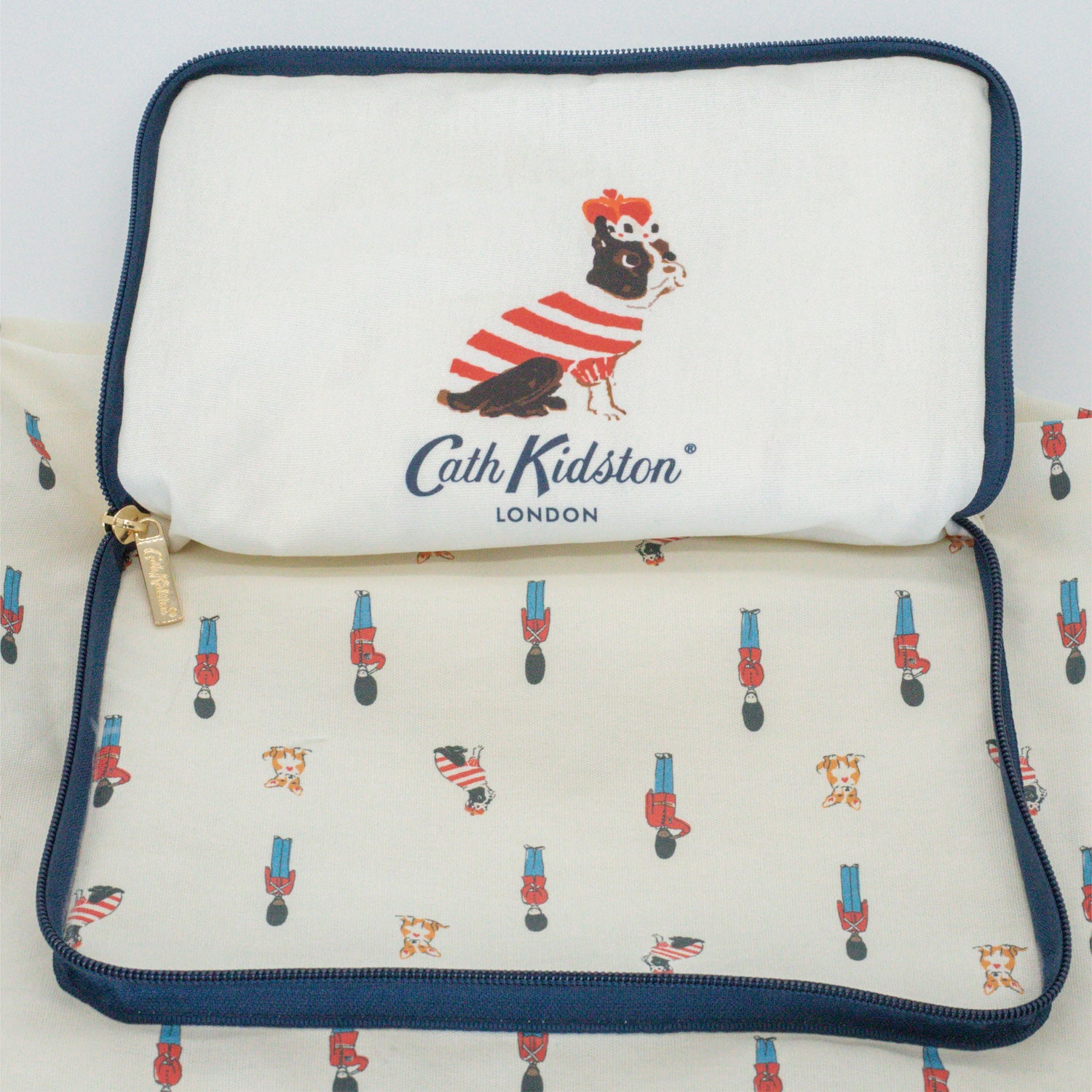 ポケッタブルキャリーオンバッグ Royal Guards | Cath Kidston 日本 ポケッタブルキャリーオンバッグ Royal Guards | Cath Kidston 日本