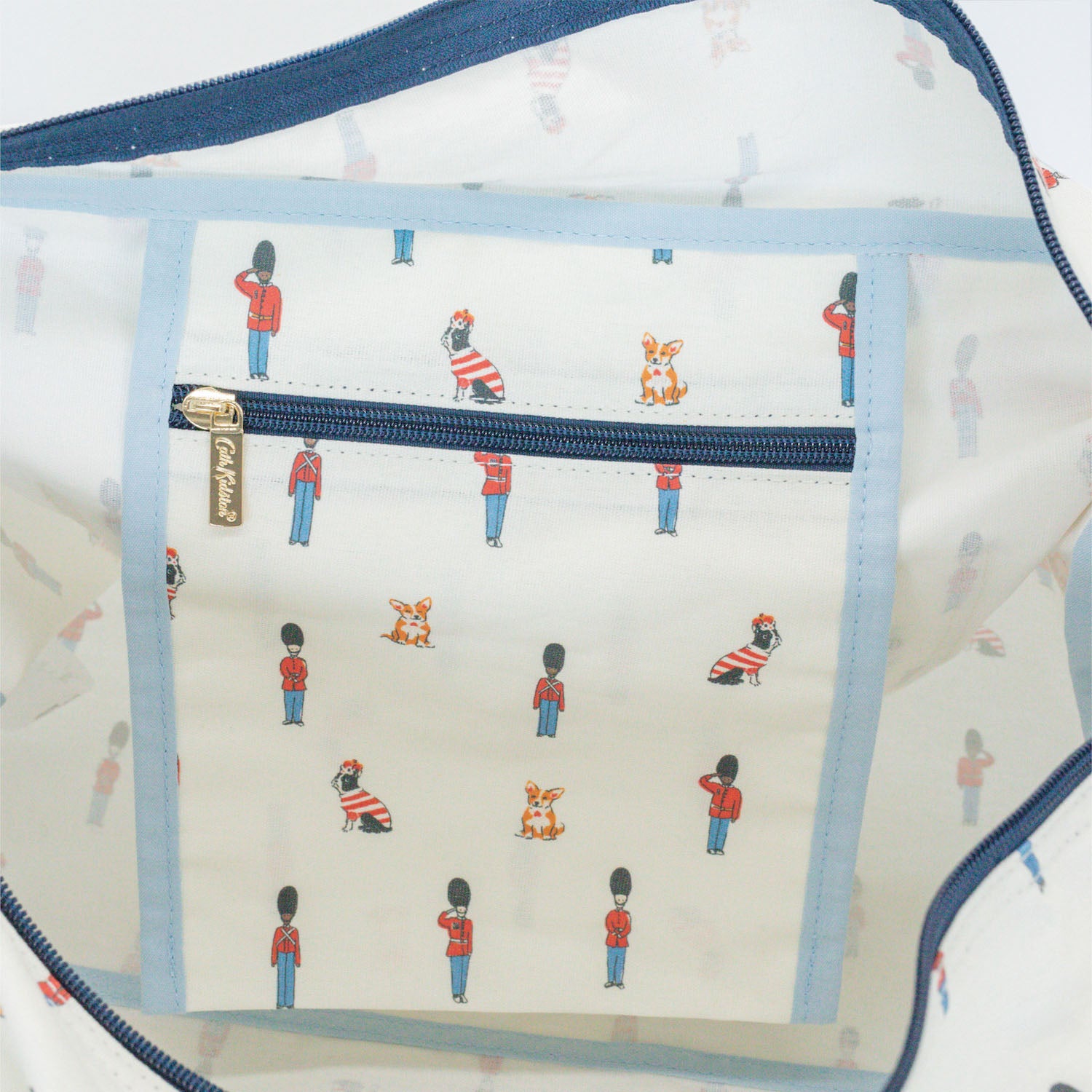 キャスキッドソン　兵隊　トランクケース ポケッタブルキャリーオンバッグ Royal Guards | Cath Kidston 日本