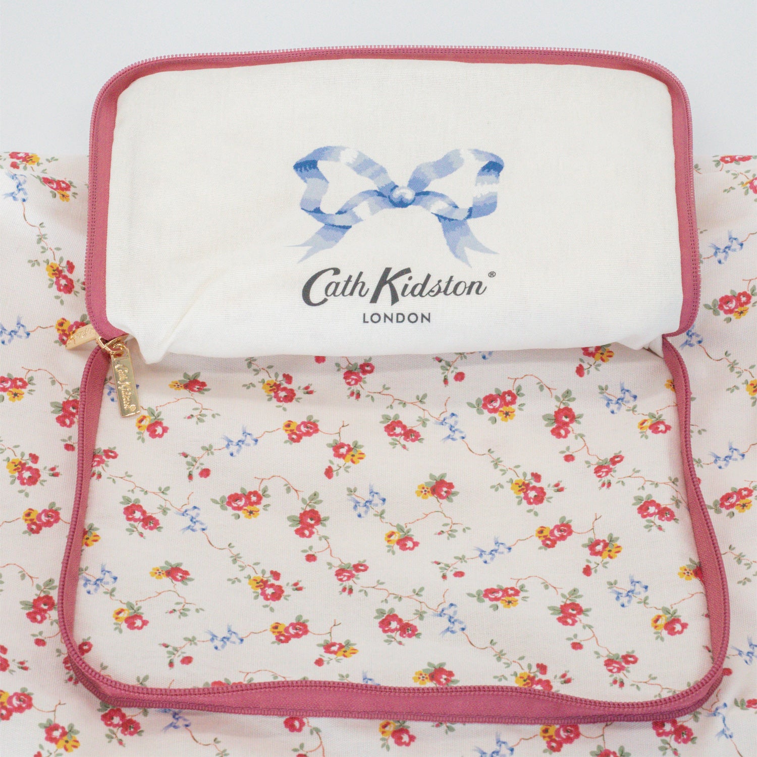 ポケッタブルキャリーオンバッグ Bows&Rose | Cath Kidston 日本公式