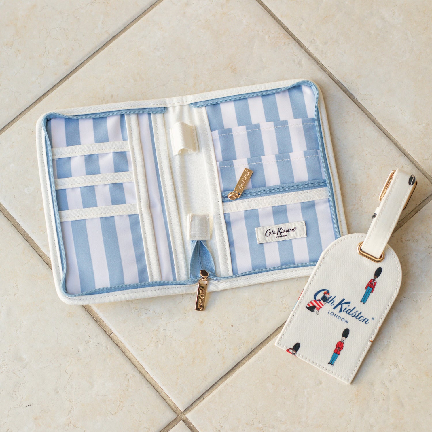 パスポートケース Royal Guards | Cath Kidston 日本公式オンライン