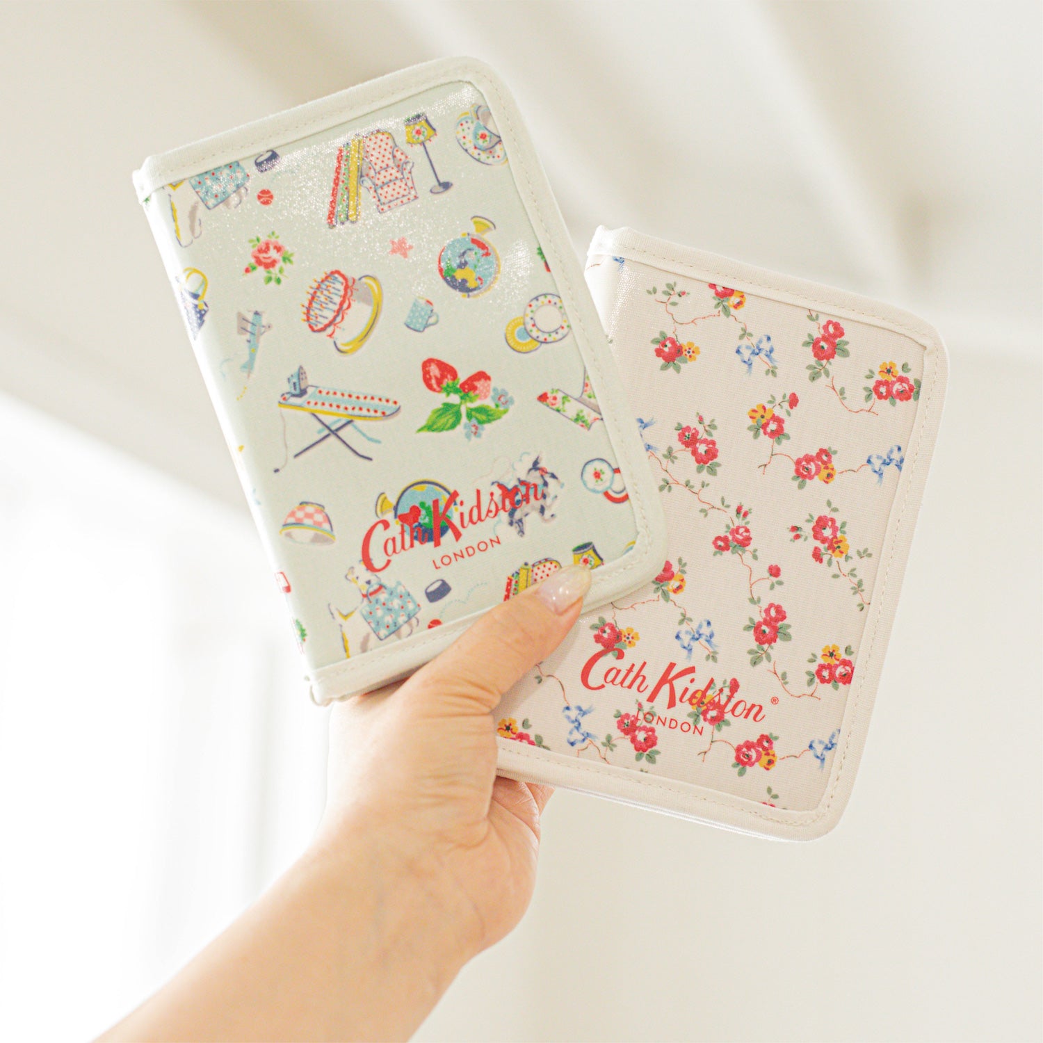 パスポートケース Bows&Rose | Cath Kidston 日本公式オンラインストア