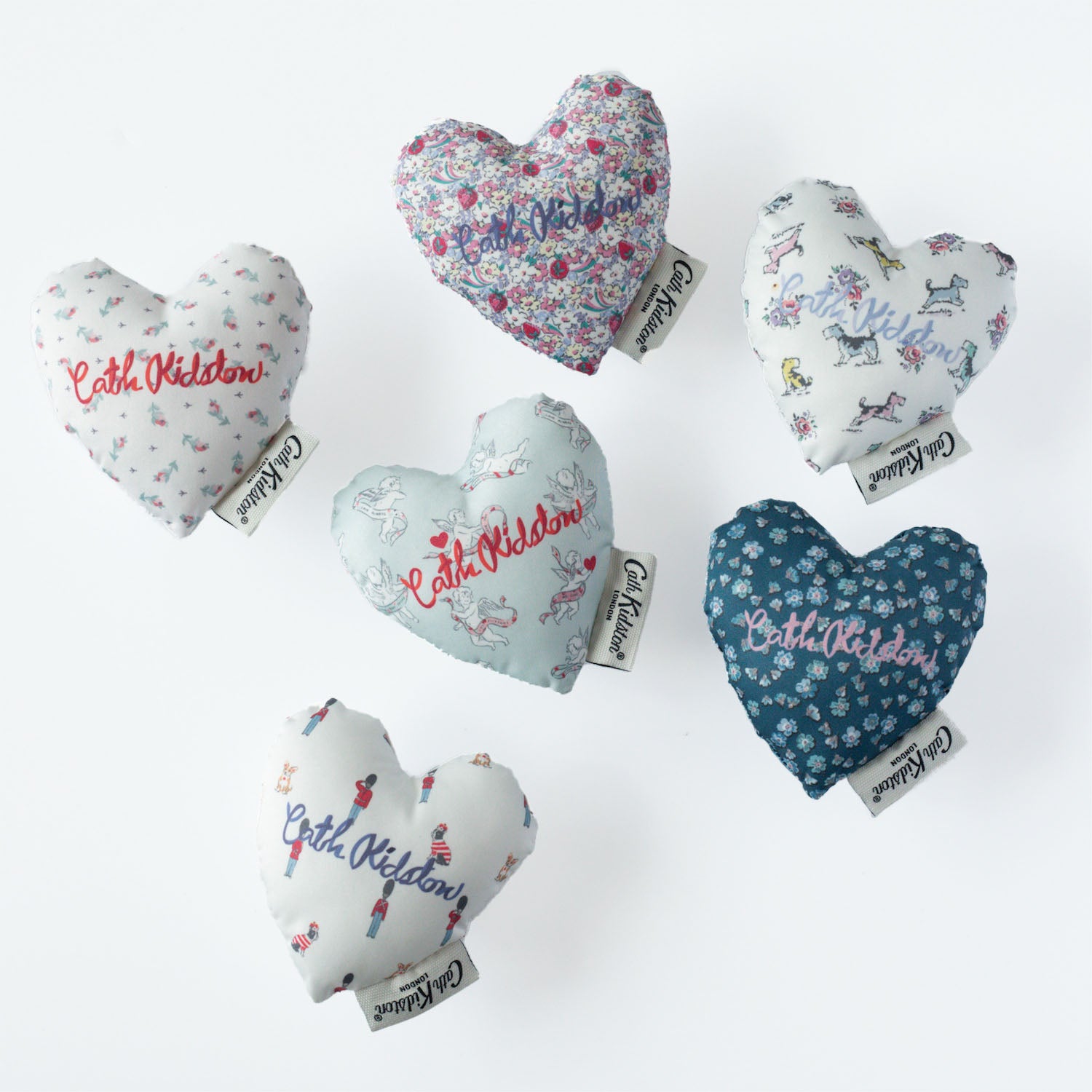 パフィーハートフォングリップ Cupids | Cath Kidston 日本公式