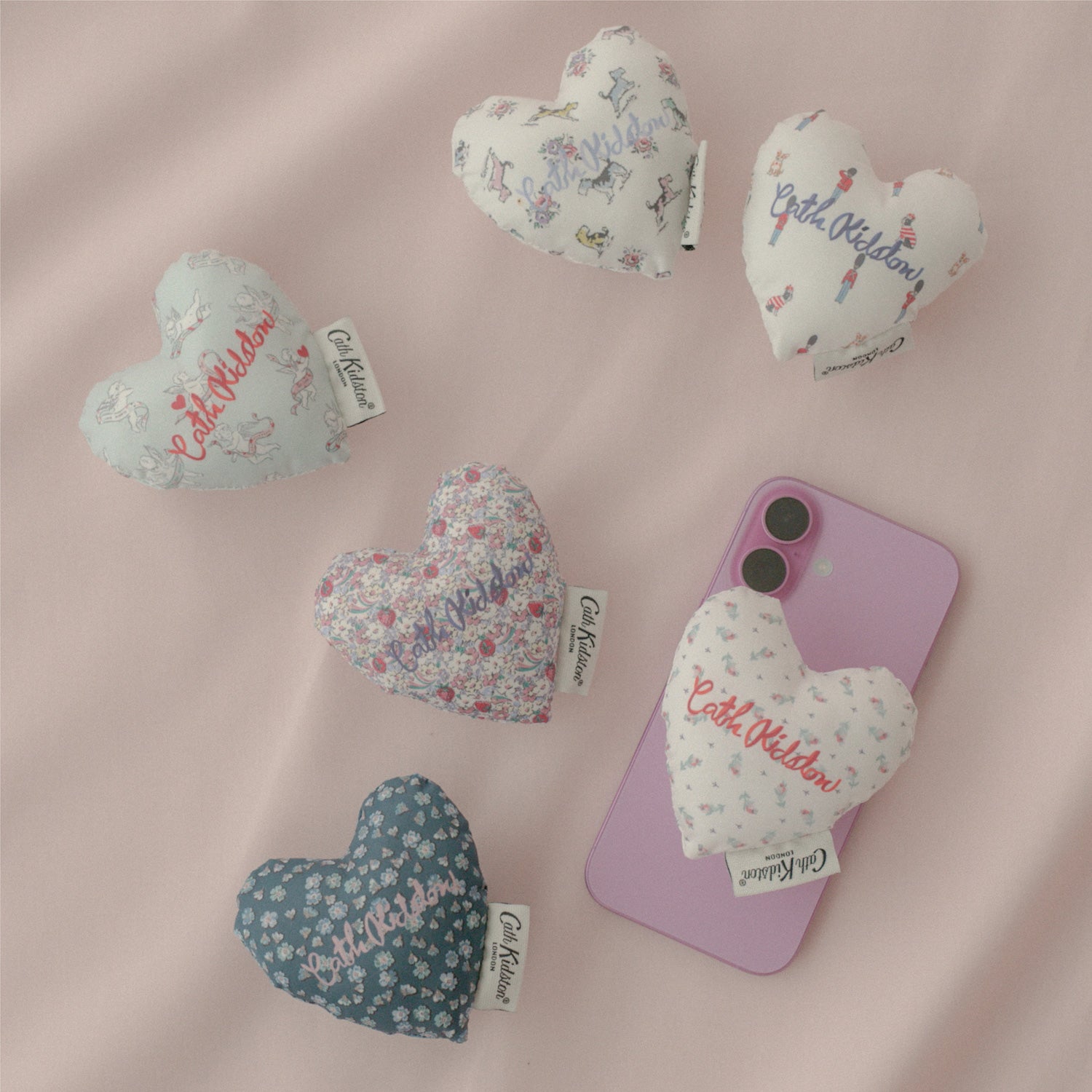 パフィーハートフォングリップ Royal Guards | Cath Kidston 日本公式