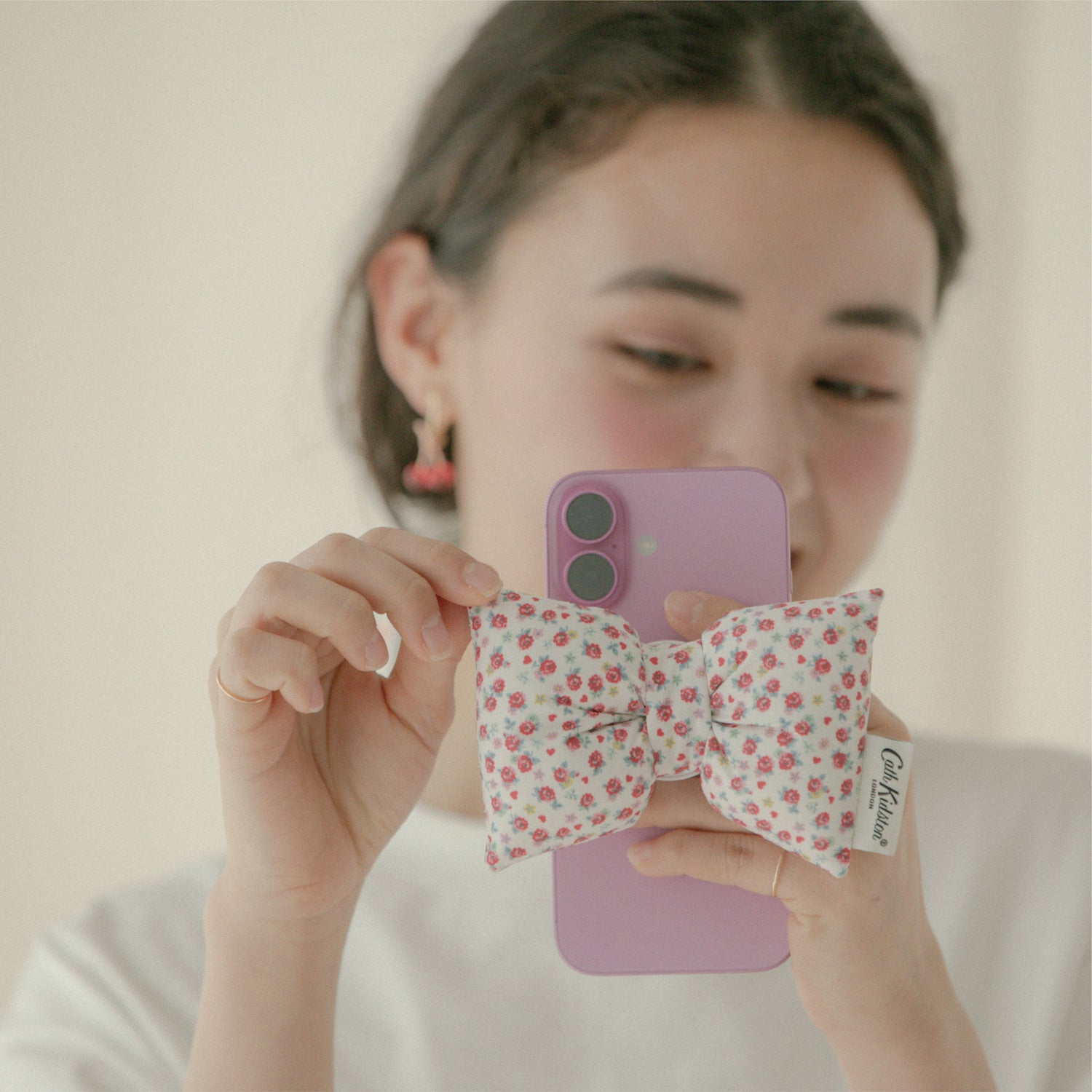 パフィーリボンフォングリップ Rose Heart Ditsy | Cath Kidston 日本