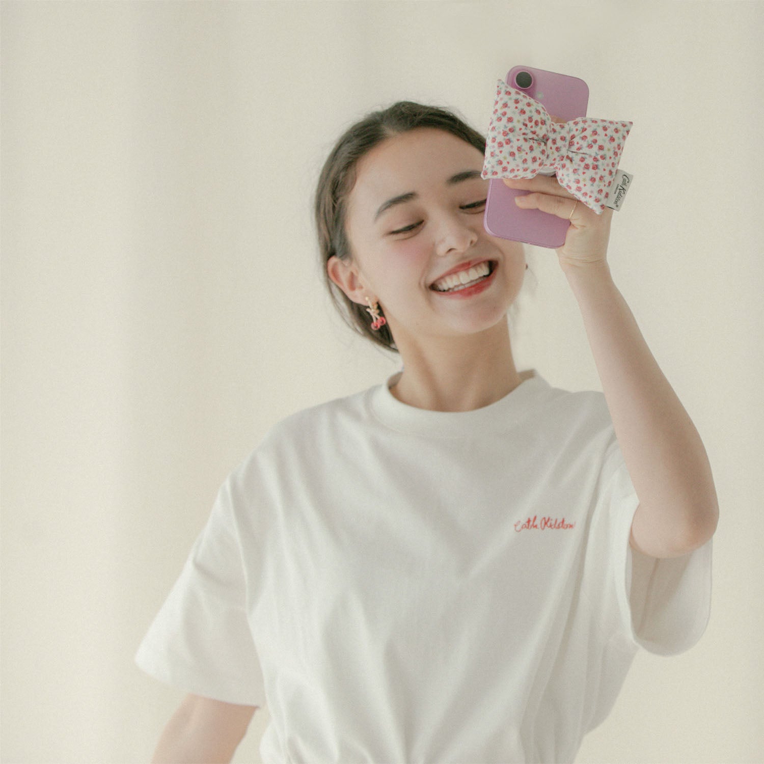 パフィーリボンフォングリップ Rose Heart Ditsy | Cath Kidston 日本