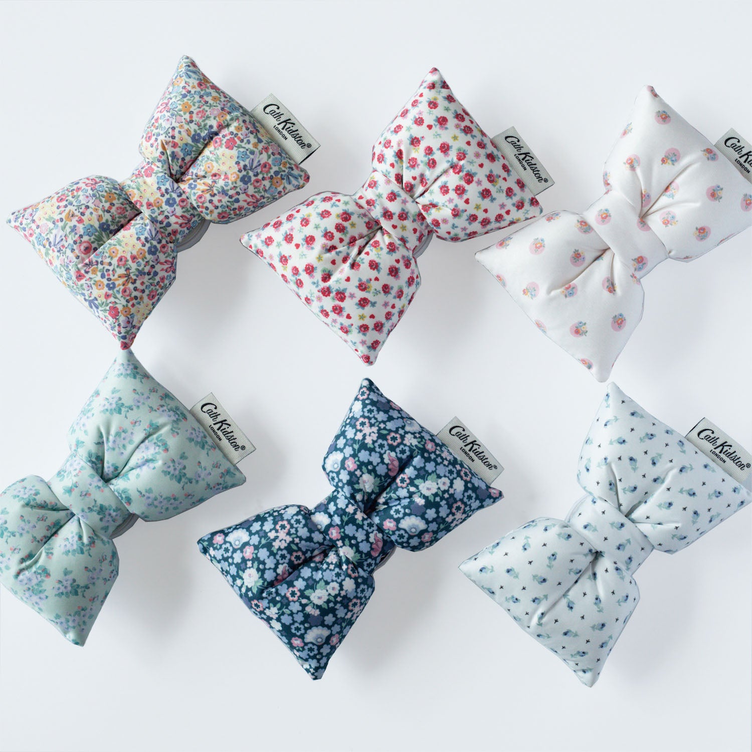 パフィーリボンフォングリップ Cherry Blossom | Cath Kidston 日本