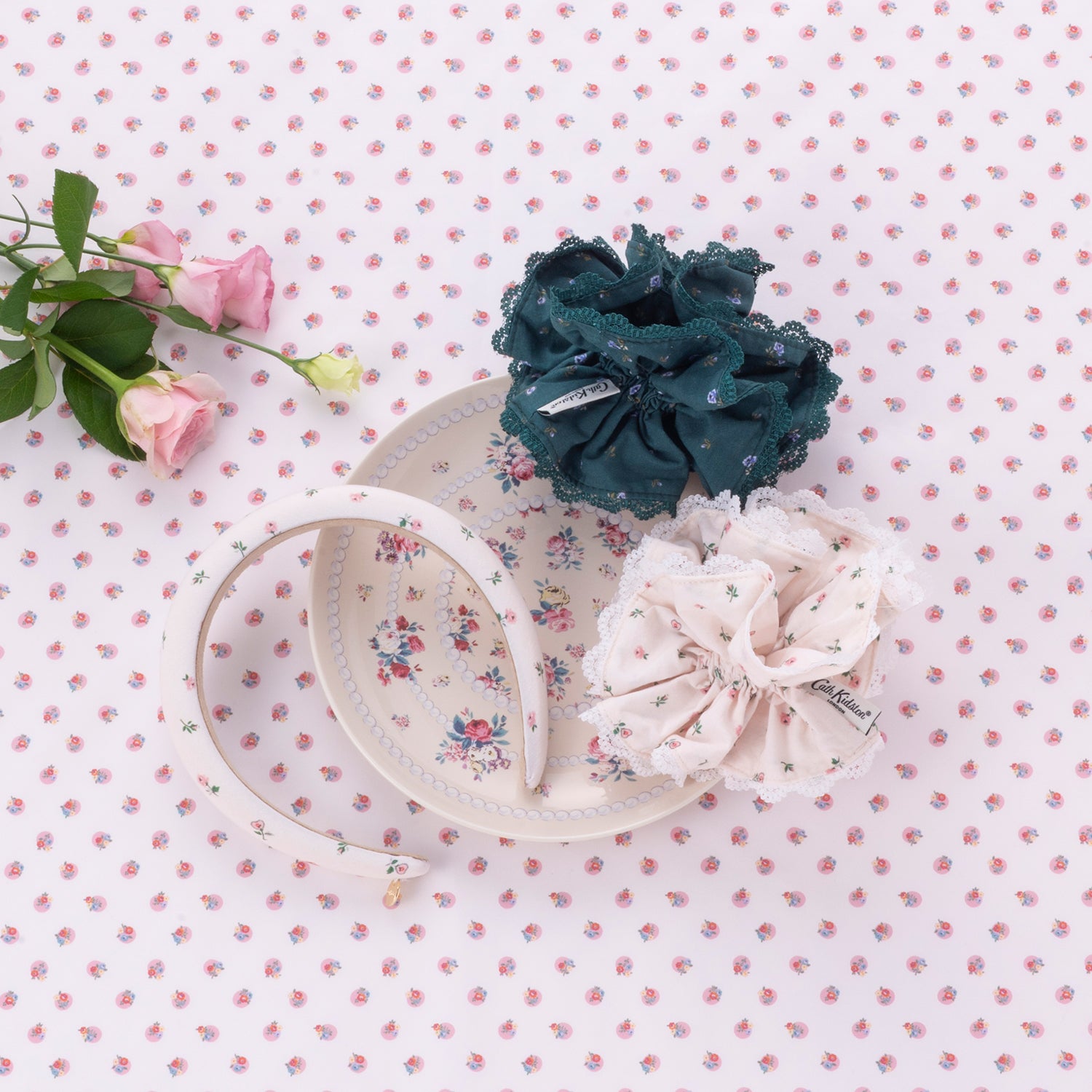 レーストリムシュシュ Lace Sprigs | Cath Kidston 日本公式オンライン