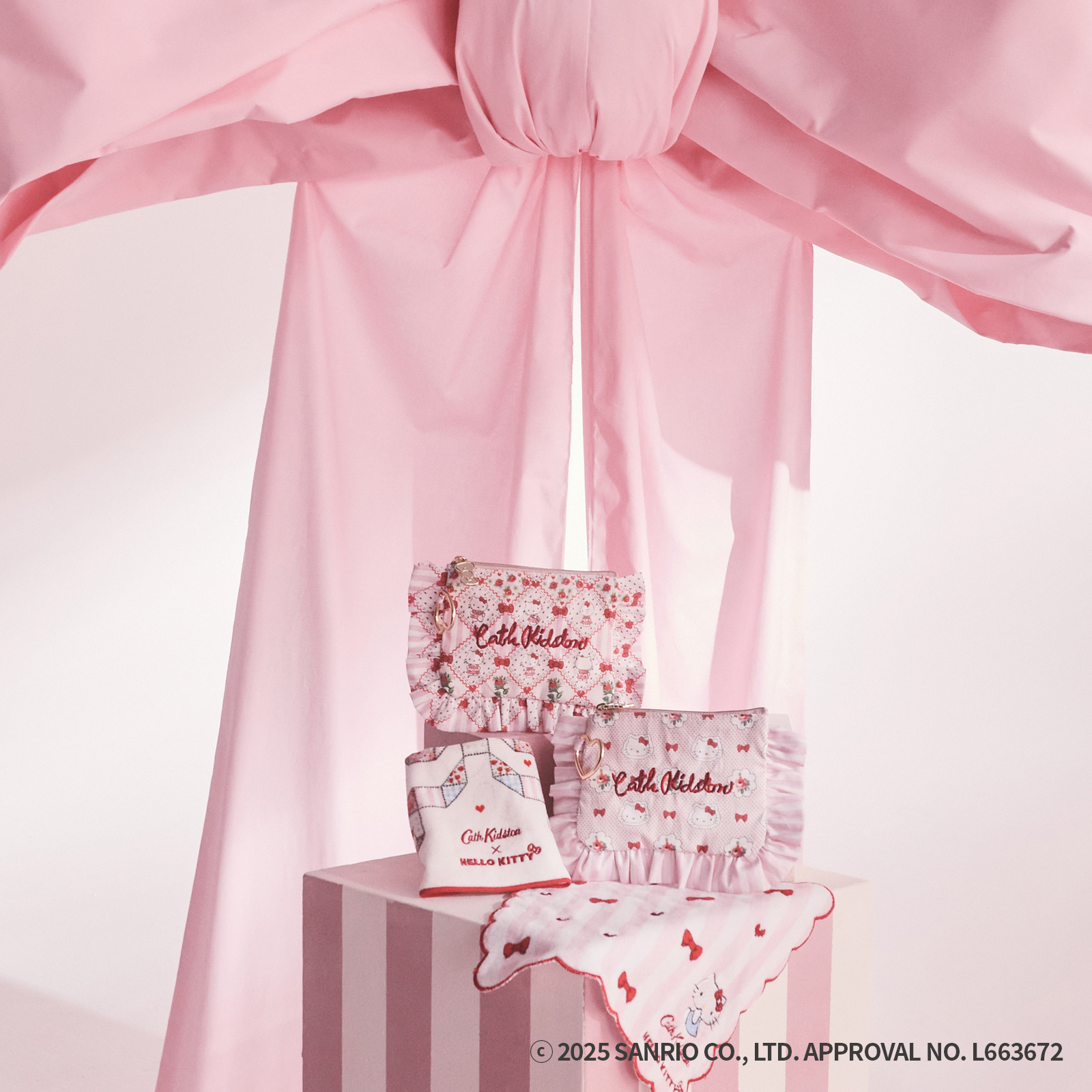 Cath Kidston × Hello Kitty　フリルティッシュポーチ＆マスコットチャームセット Patchwork