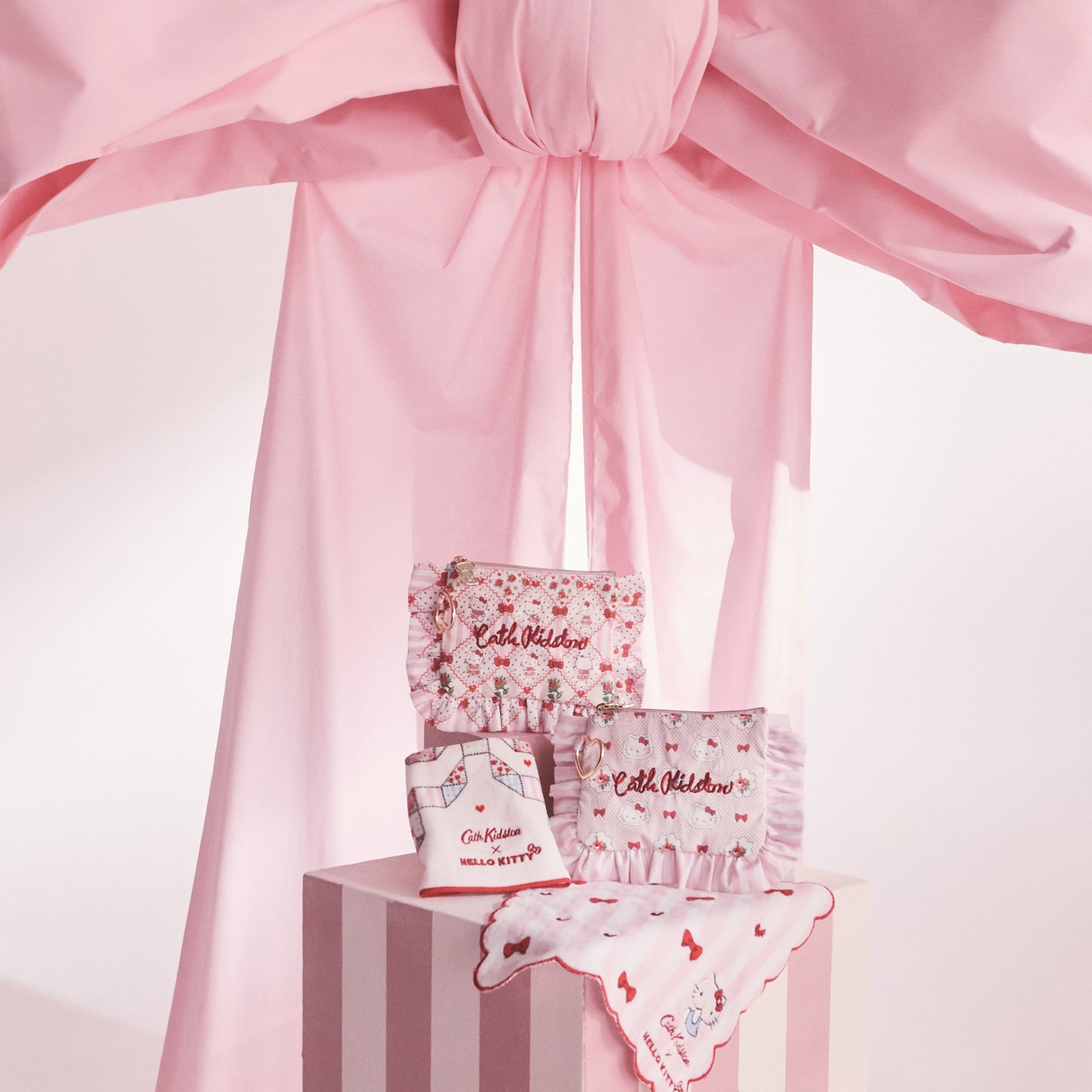 Cath Kidston × Hello Kitty　フリルティッシュポーチ＆マスコットチャームセット Provence