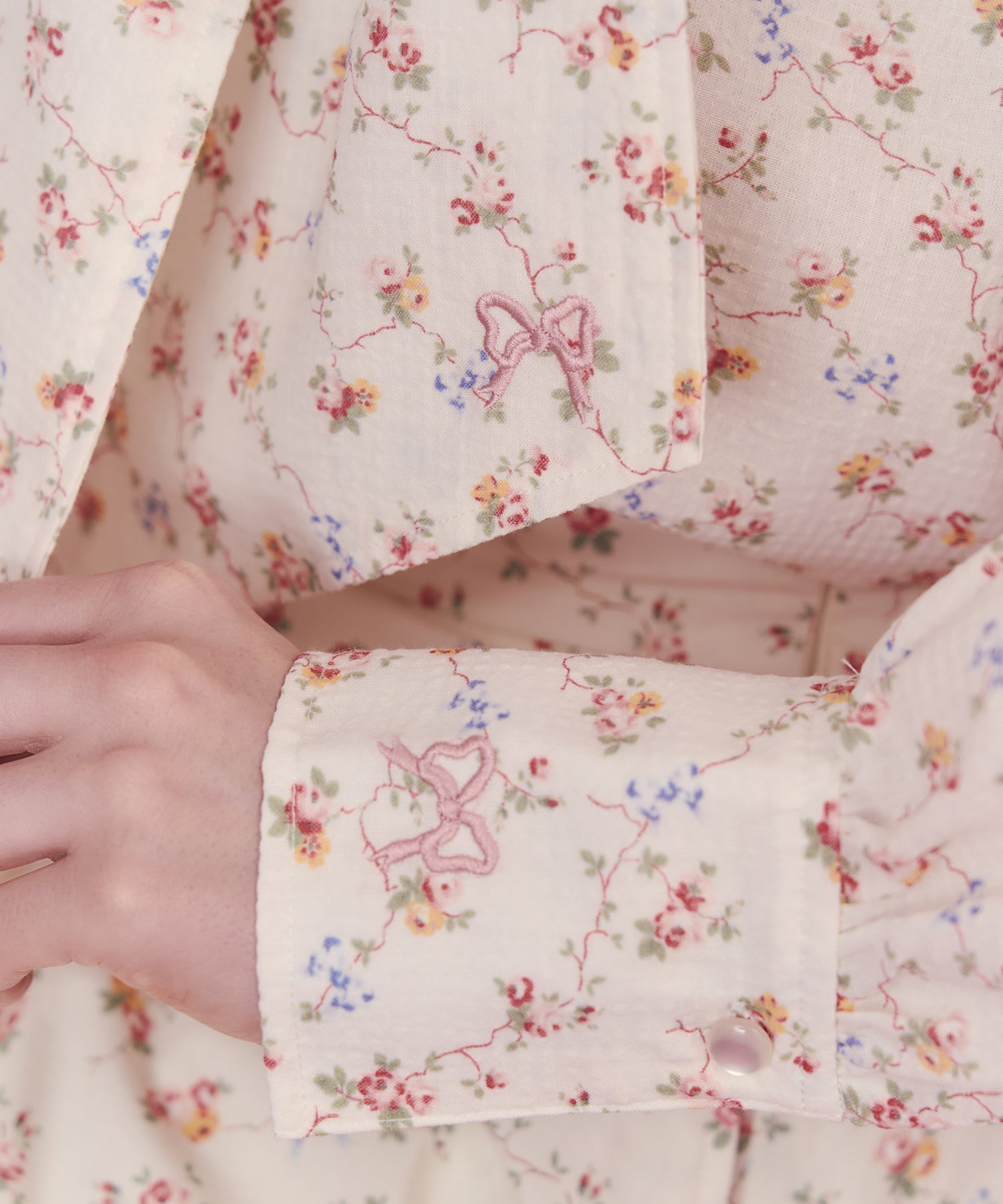 ボウタイブラウス