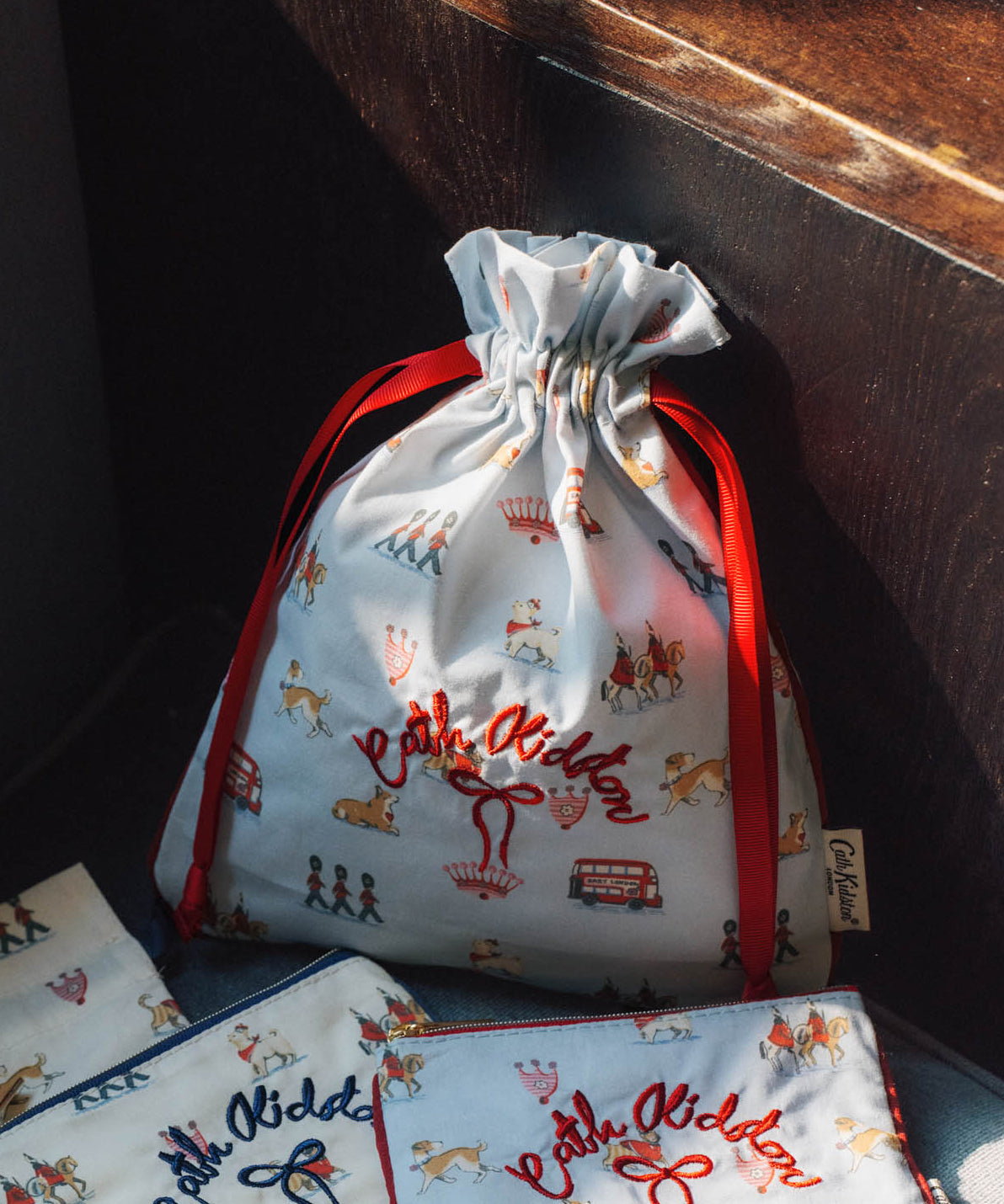 パイピング ドローストリングポーチ Queenie's London | Cath Kidston