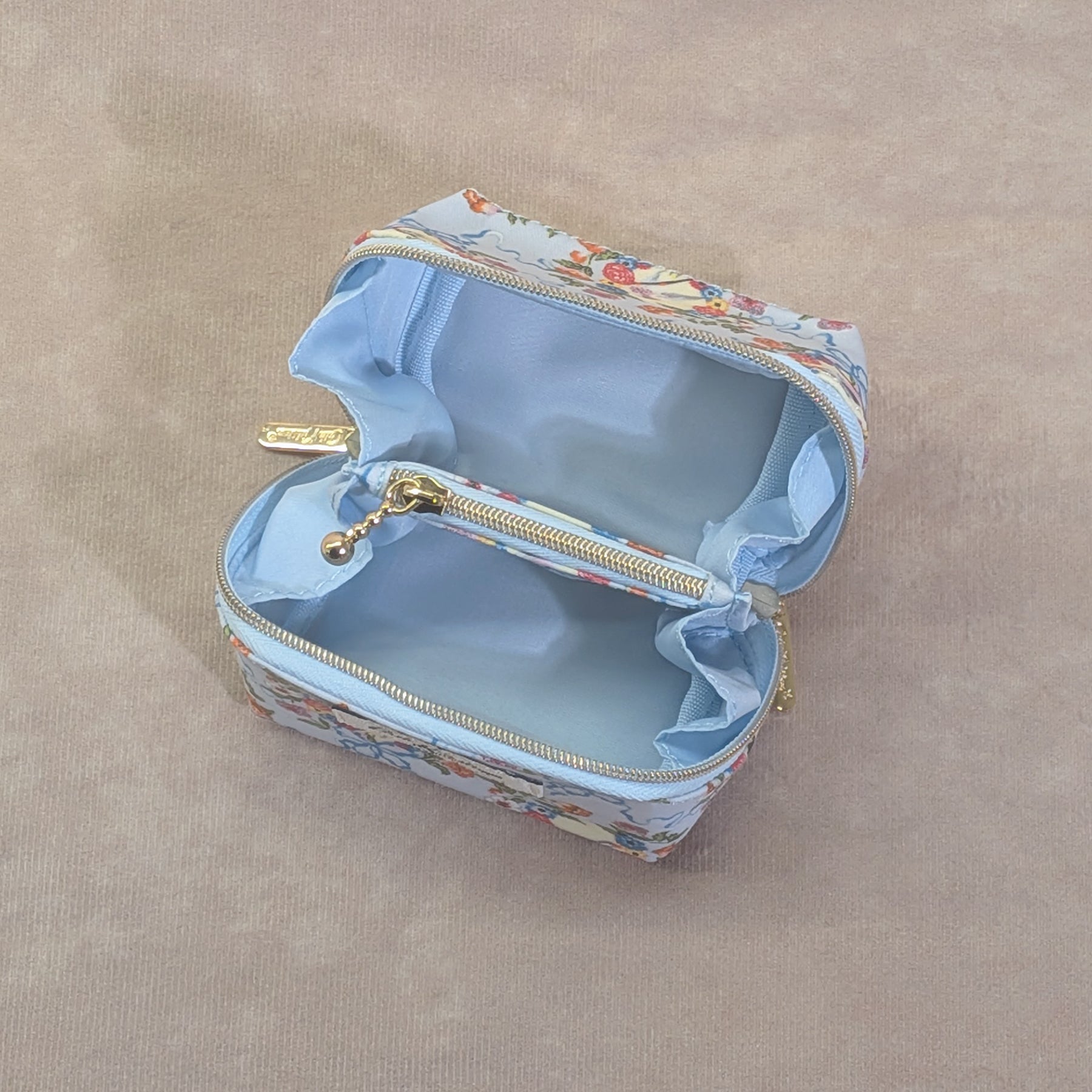 キューブポーチ