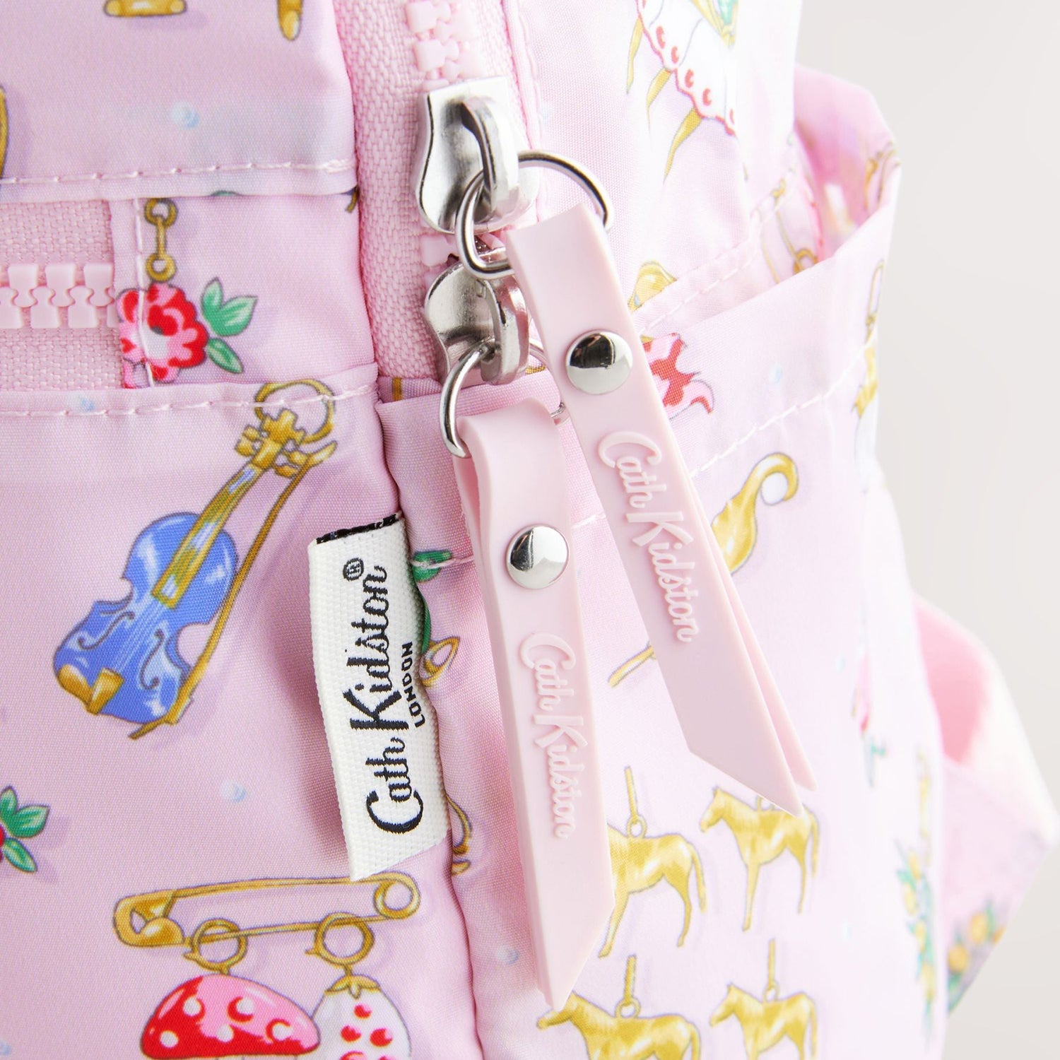 フォルダウェイ バックパック Charmed | Cath Kidston 日本公式