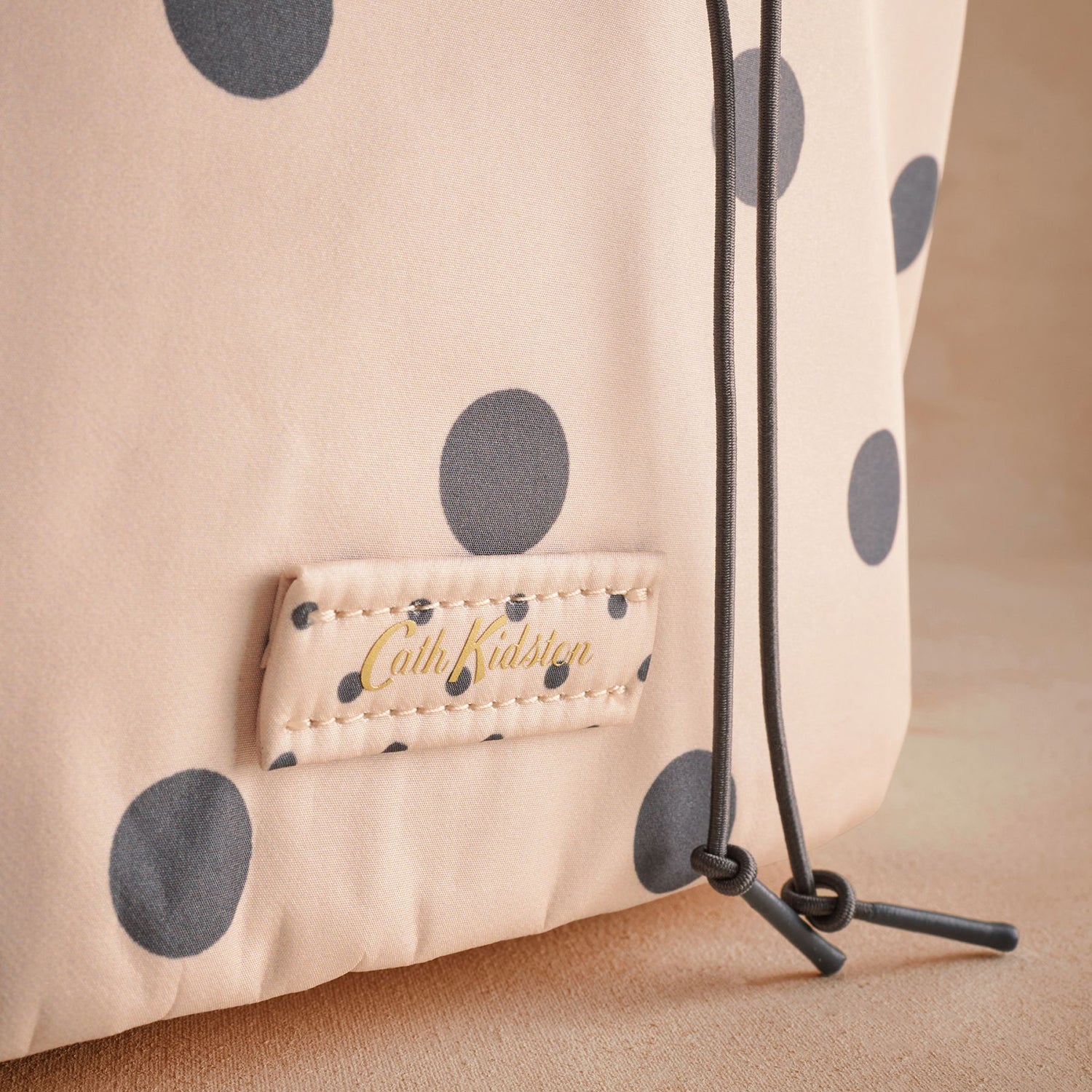 ミディアム スリング クロスボディバッグ Pink Spot | Cath Kidston