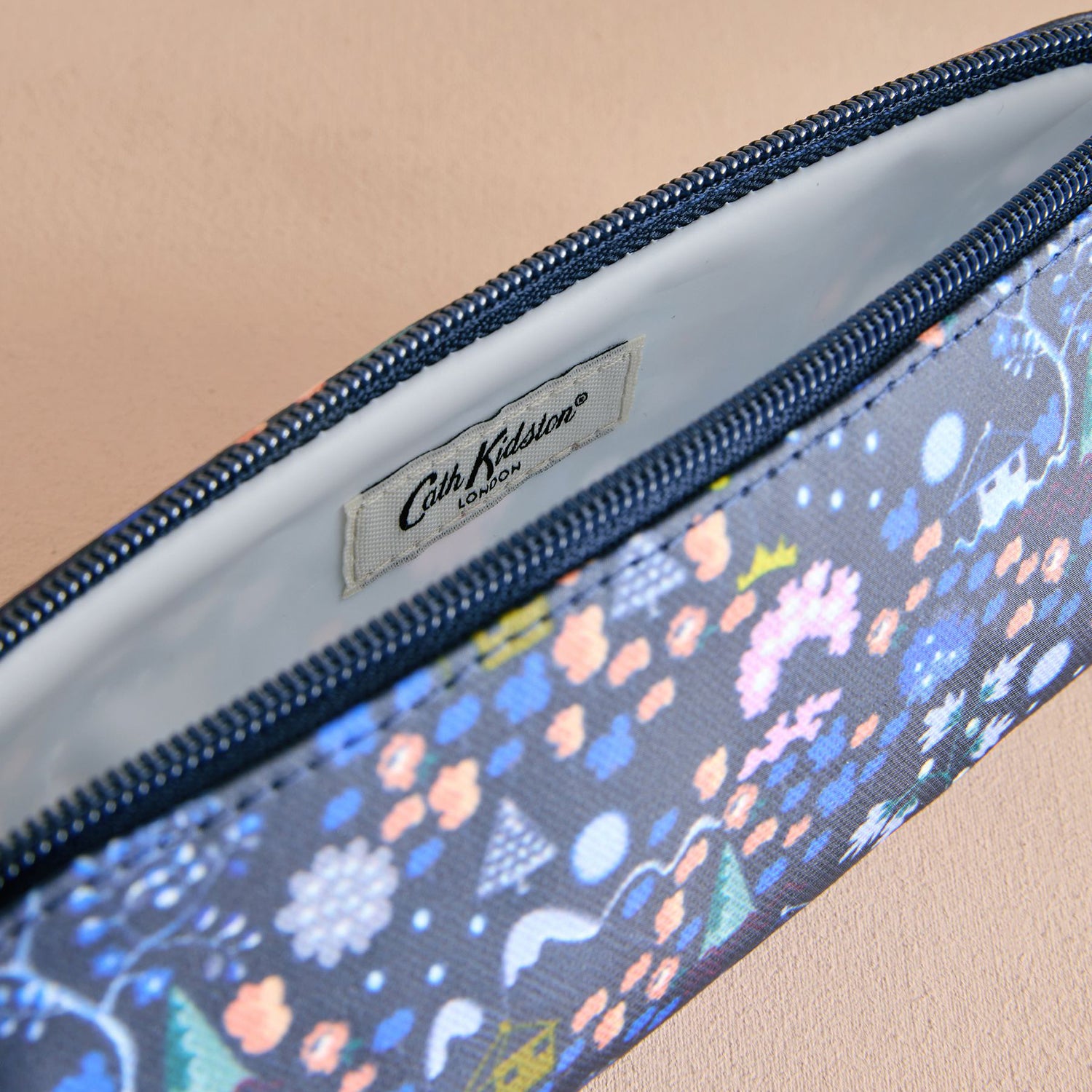 【絶版希少・サイン入り】キャロリンとジョンへんてこ森へいく、パスケースつき ペンシルケース Tiny Town | Cath Kidston 日本公式オンラインストア