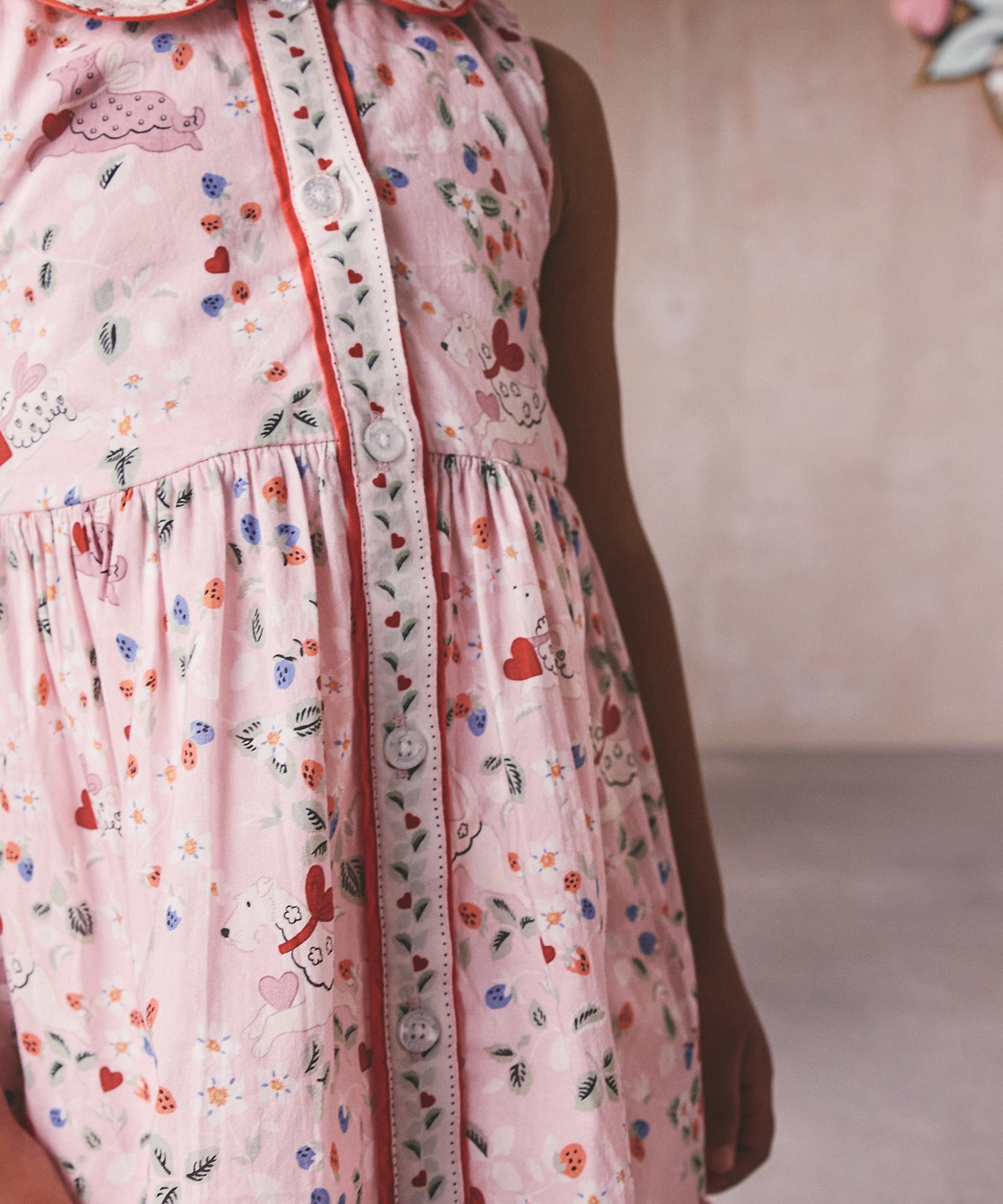 ウサギイラストのピンクノースリーブワンピース キッズ ラウンドカラー ノースリーブ ワンピース Puppy Floral | Cath