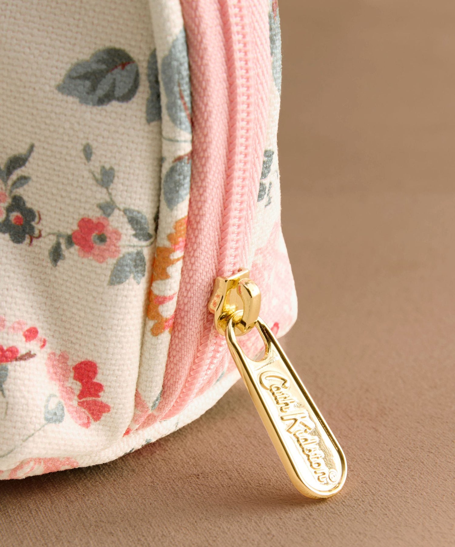 ハーフムーン ポーチ Hackney Rose | Cath Kidston 日本公式オンライン