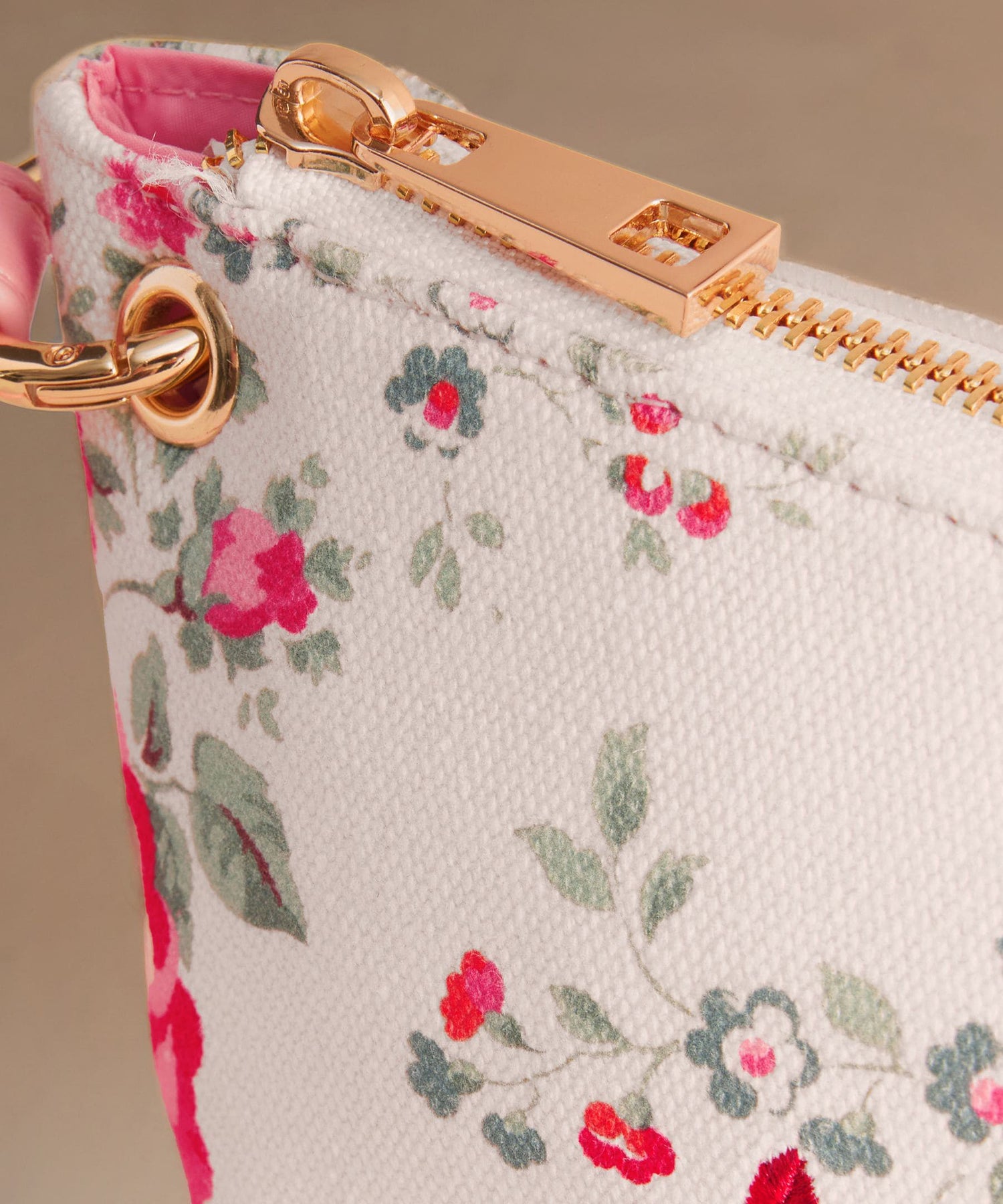 クロスボディバッグ Hackney Rose | Cath Kidston 日本公式オンライン
