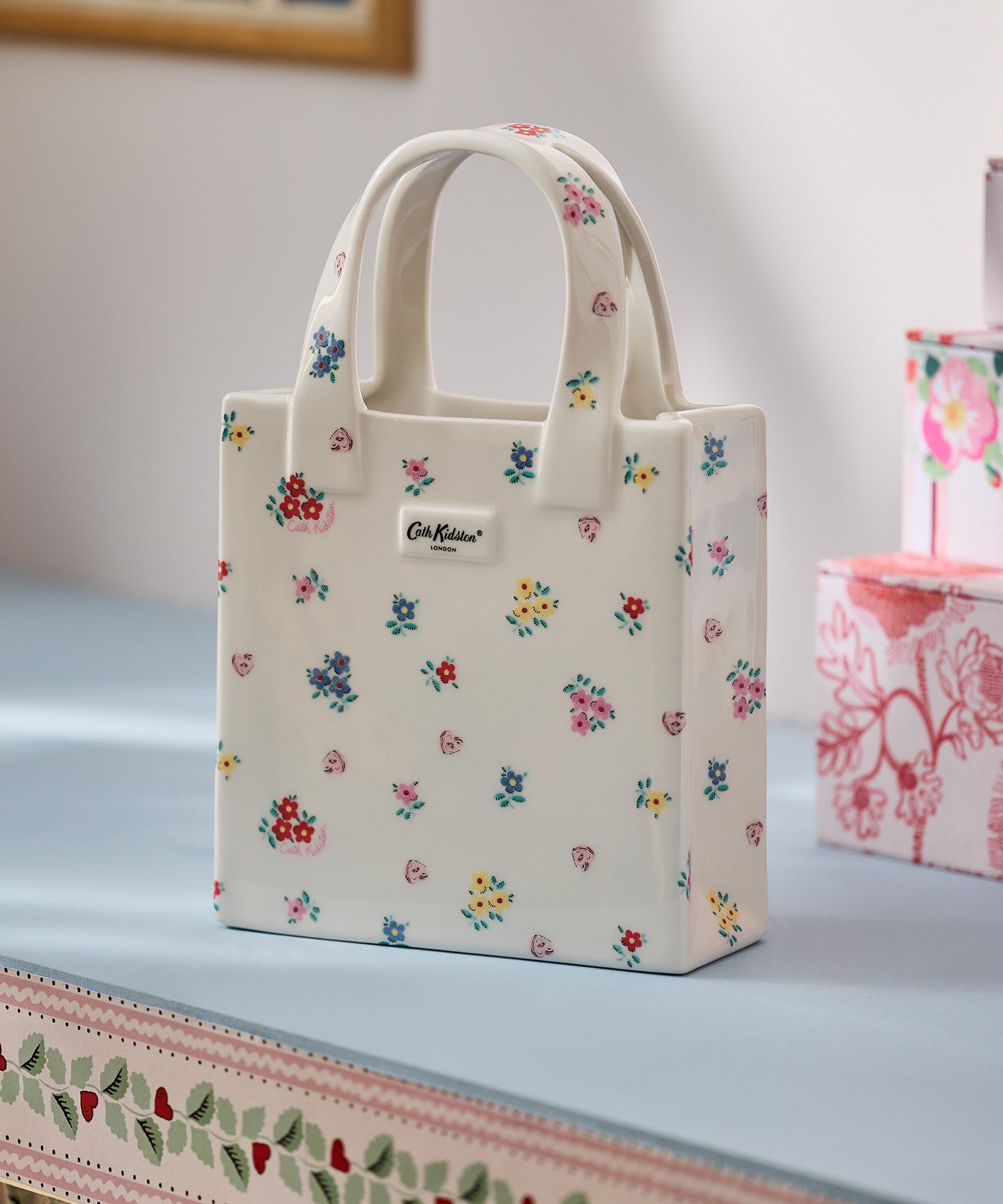 Cath Kidston レザーミニバッグ　フラワーホワイト♡ ブックバッグ フラワーベース Button Block Floral | Cath Kidston