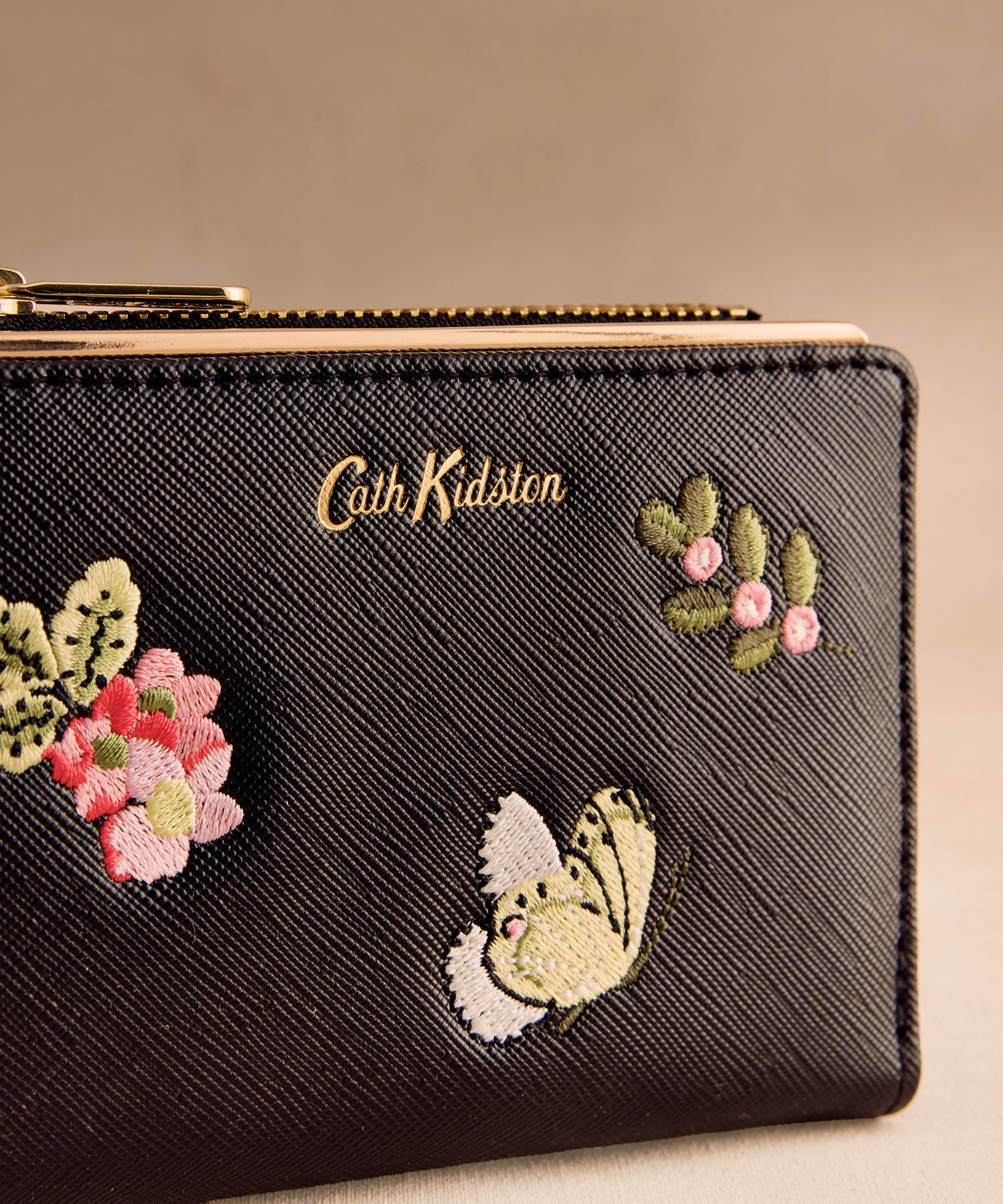 フォルデッド ウォレット Butterfly Dance | Cath Kidston 日本公式 フォルデッド ウォレット Butterfly Dance | Cath Kidston 日本公式
