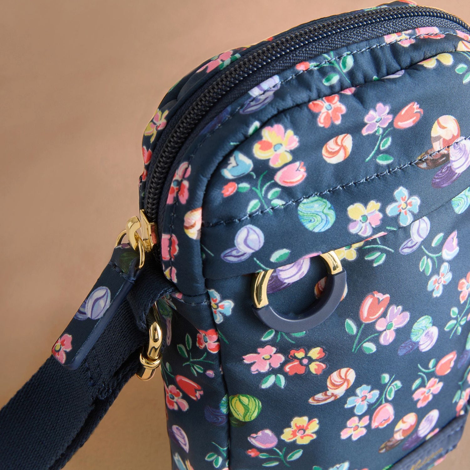 フォンクロスボディ バッグMarble Ditsy | Cath Kidston 日本公式