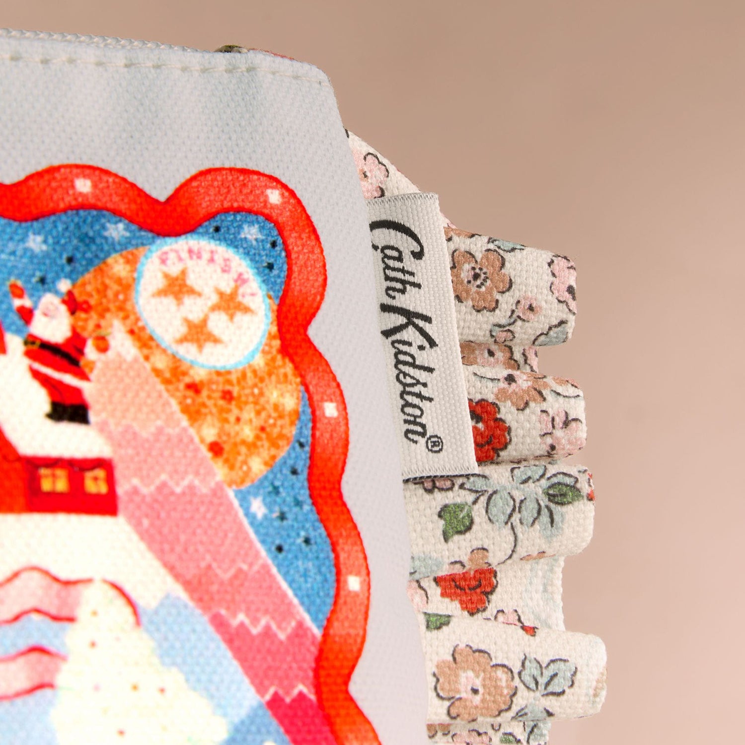 フリルポーチChristmas Journey | Cath Kidston 日本公式オンライン