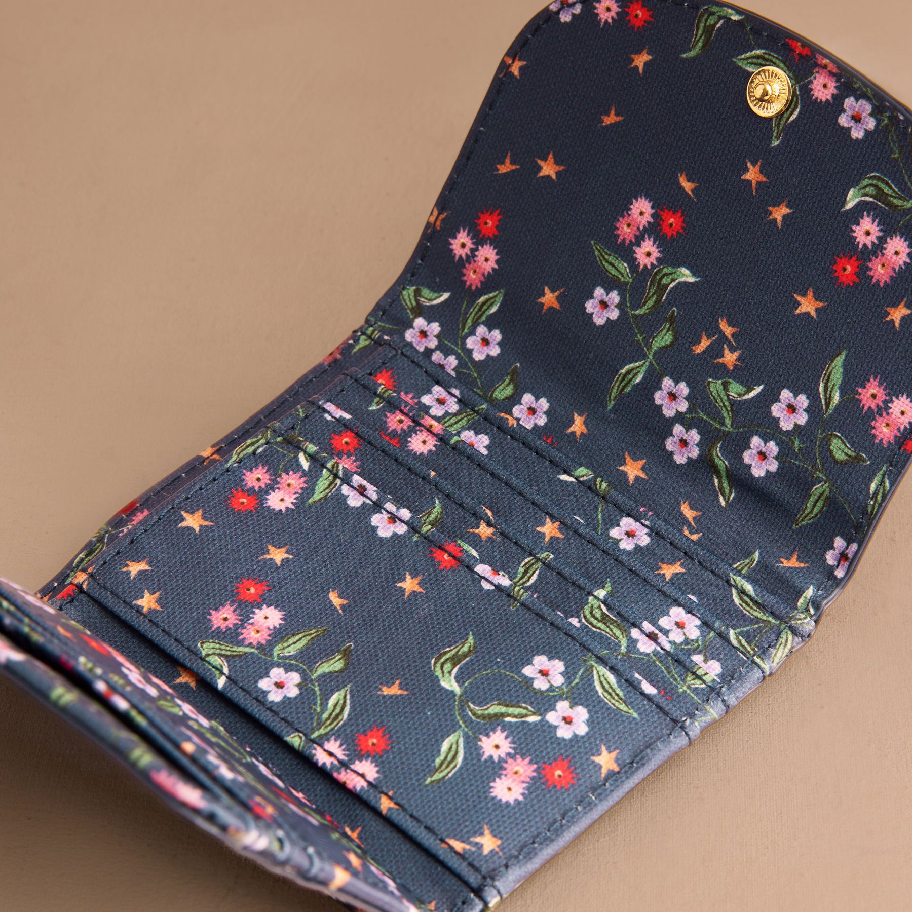 パスポート ウォレット Cath Stripe | Cath Kidston 日本公式