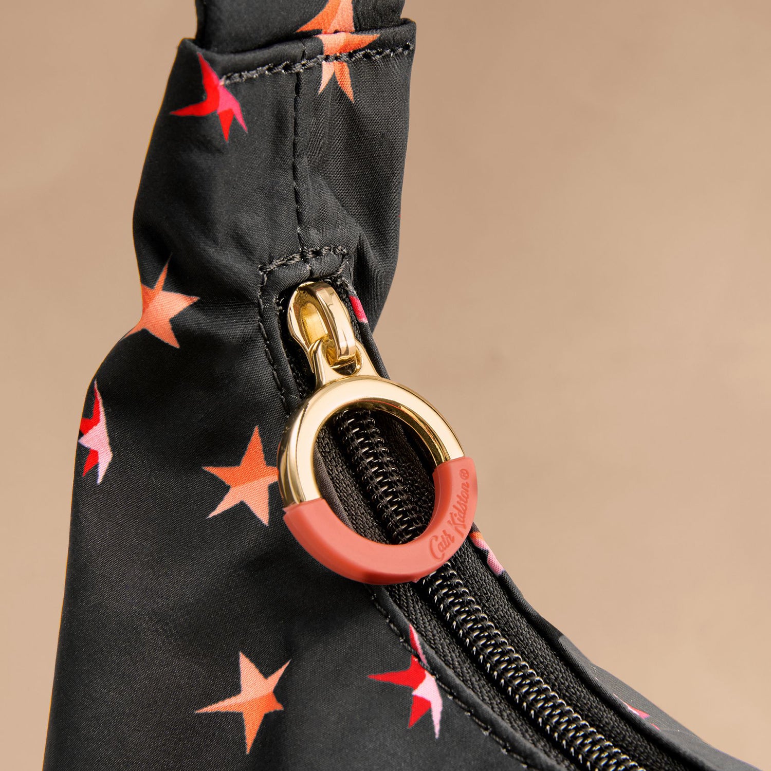 Cath Kidston キャス・キッドソン ストロベリー テーブルクロス スリング クロスボディバッグFolding Star | Cath Kidston 日本公式