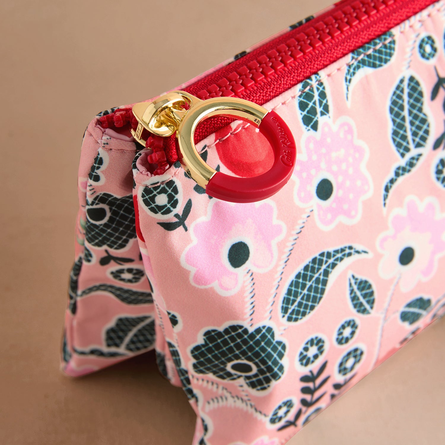 トラベルポーチ Cherry Bunches | Cath Kidston 日本公式オンライン