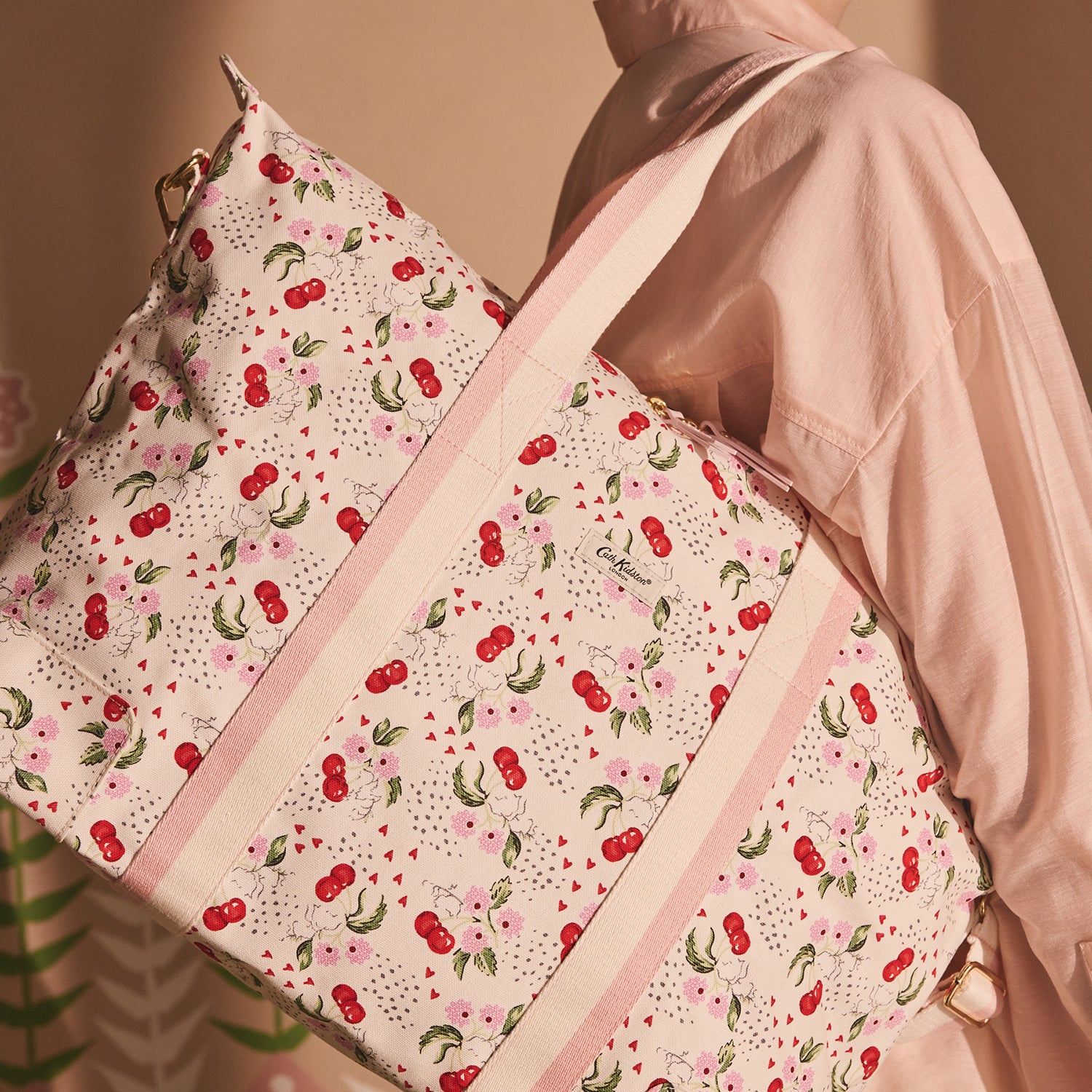 オーバーナイトバッグ Cherry Bunches | Cath Kidston 日本公式