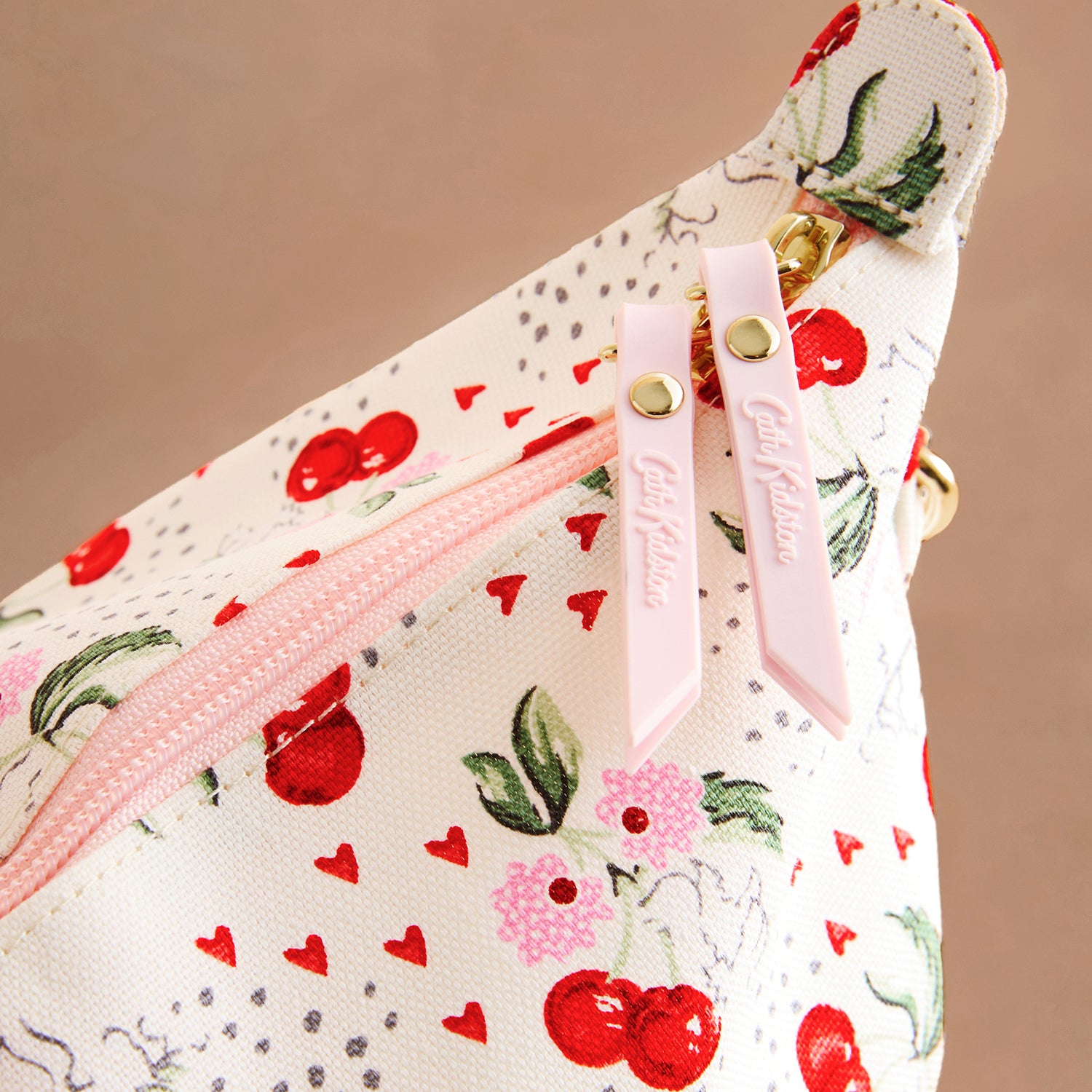 オーバーナイトバッグ Cherry Bunches | Cath Kidston 日本公式