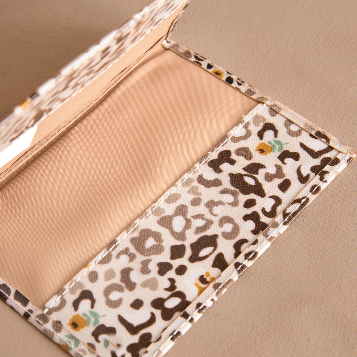 パスポートケース Cath Animal | Cath Kidston 日本公式オンライン